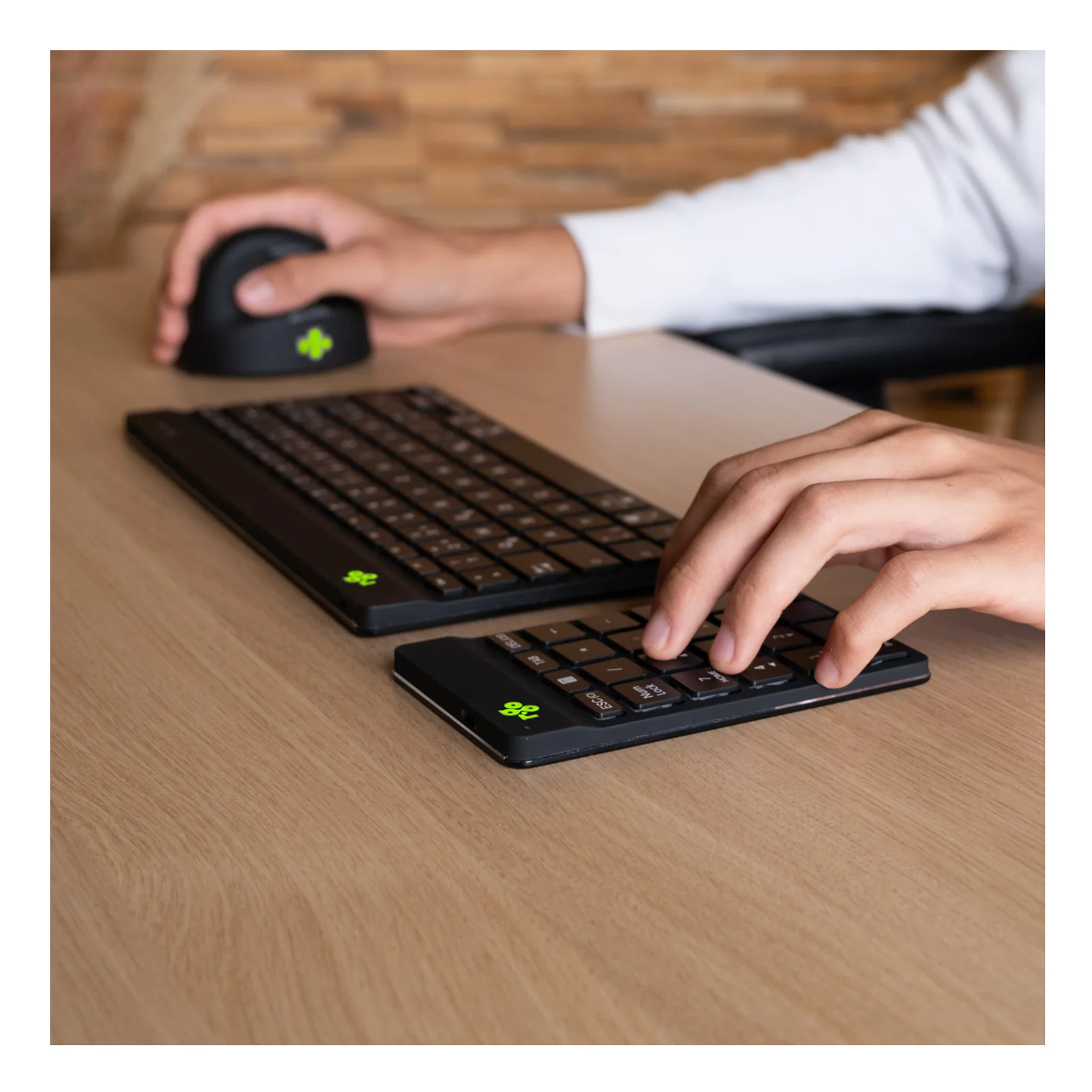 Pavé numérique R-Go Numpad Break sur bureau en bois, utilisé avec un clavier et une souris ergonomique