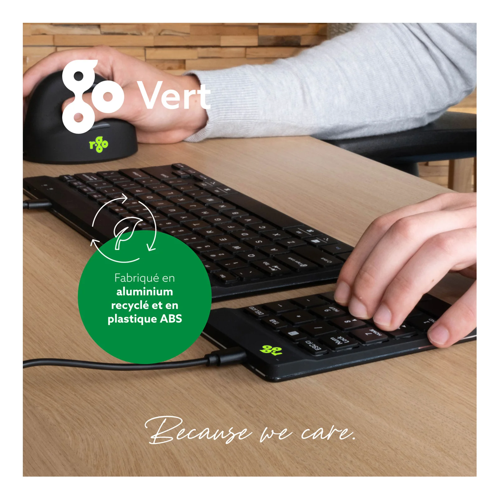 Clavier et souris sur bureau bois, logo recyclage, texte Vert et Because we care