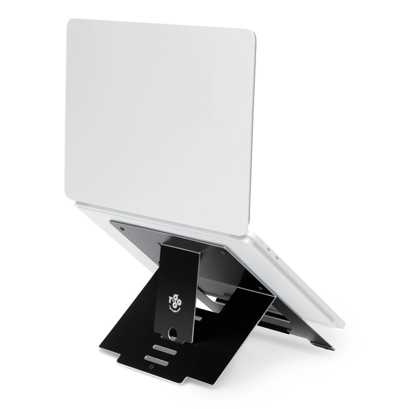 Support R-Go Riser vue arrière avec PC portable argenté posé dessus, fond blanc