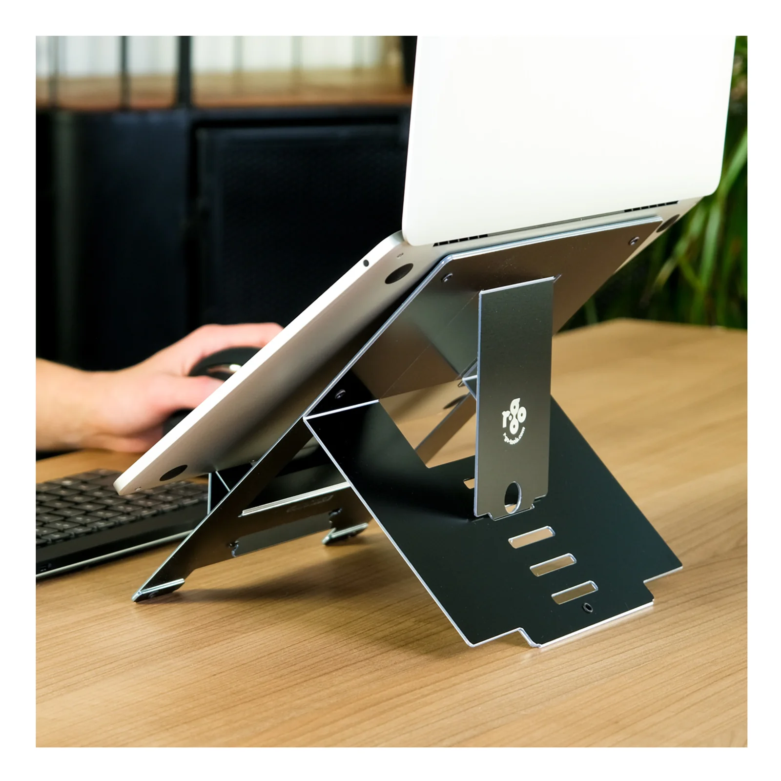 Support R-Go Riser utilisé avec une tablette sur un bureau, clavier visible en arrière-plan