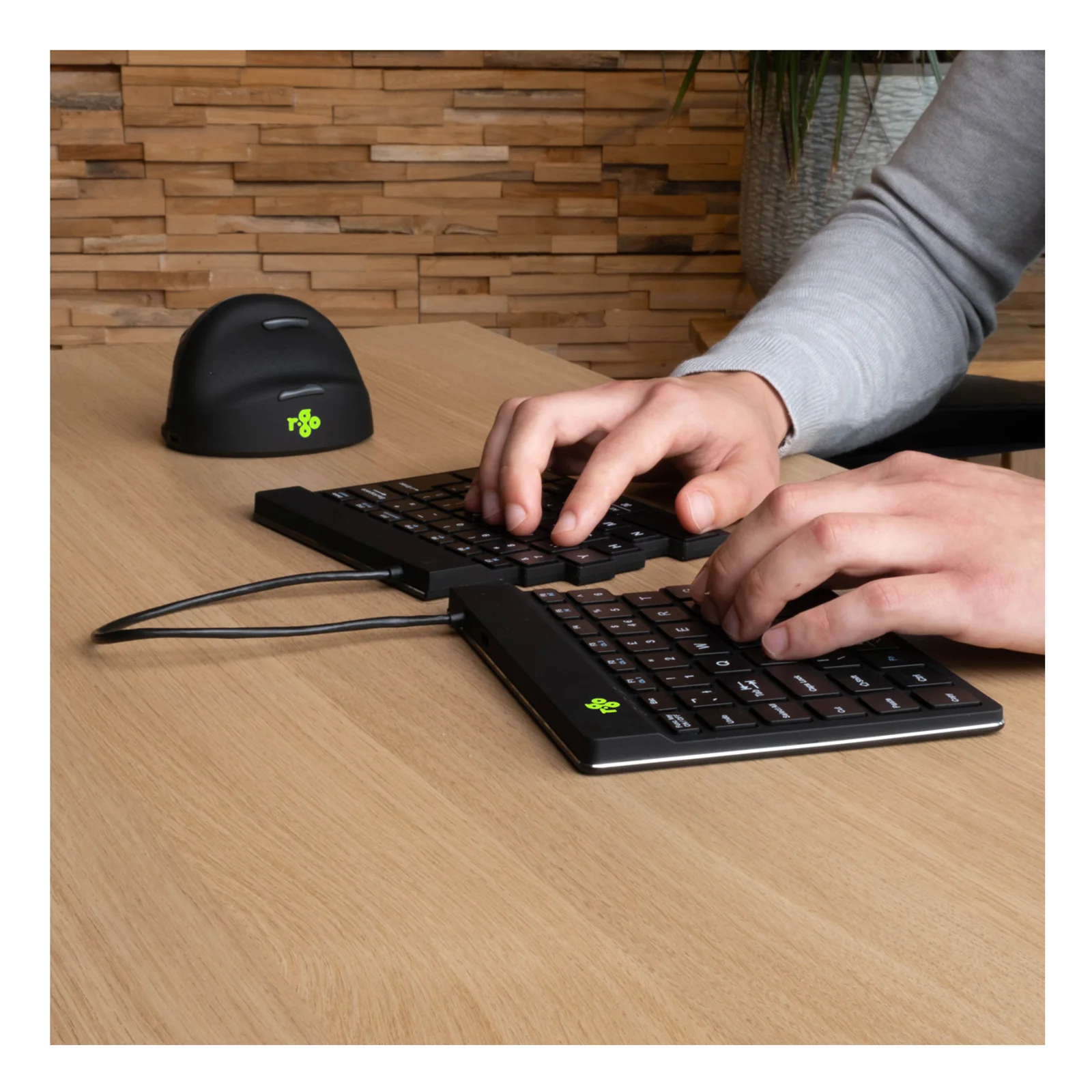 Mains sur le R-Go Split Break avec souris verticale R-Go, bureau en bois clair