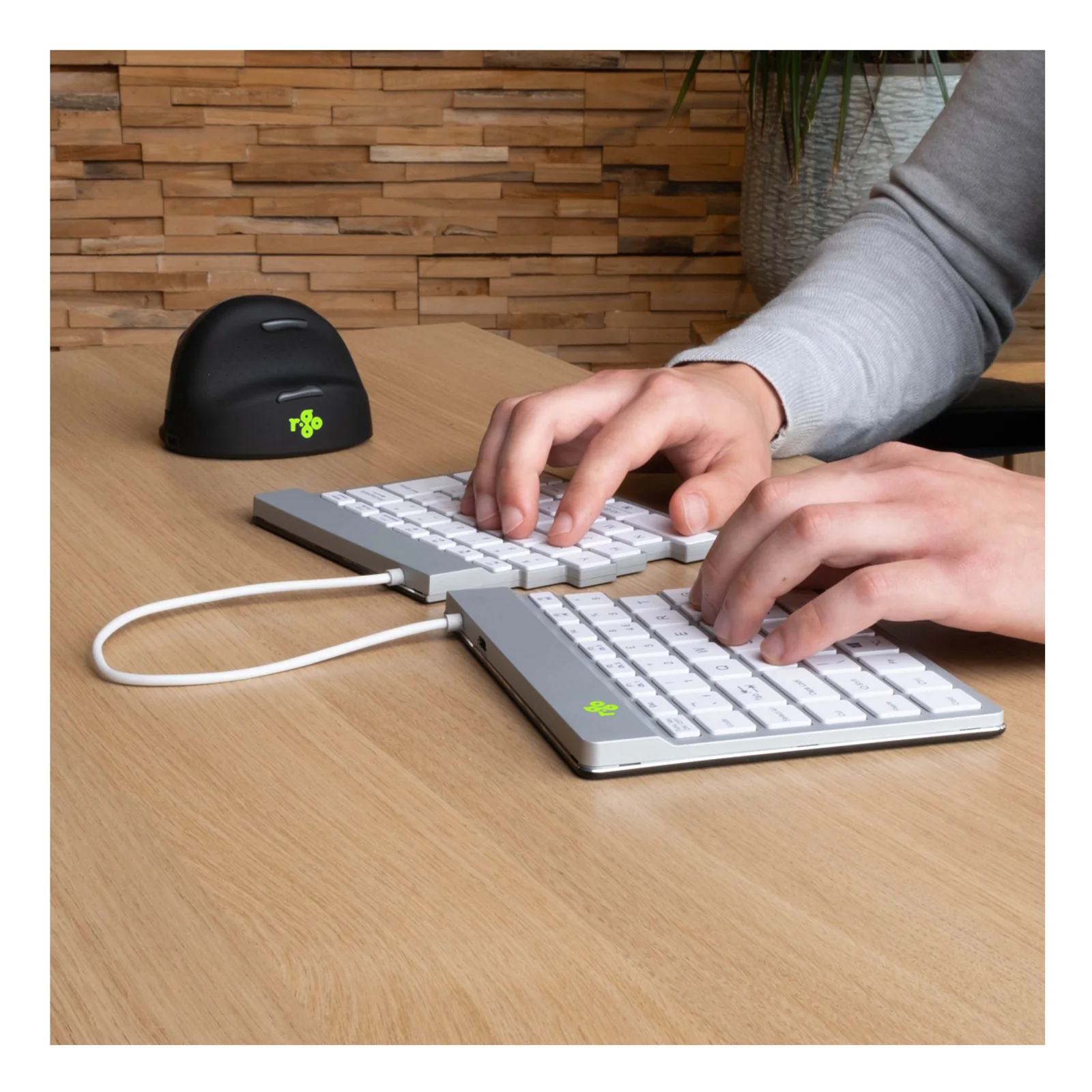 Clavier R-Go Split Break et souris ergonomique noire sur bureau en bois