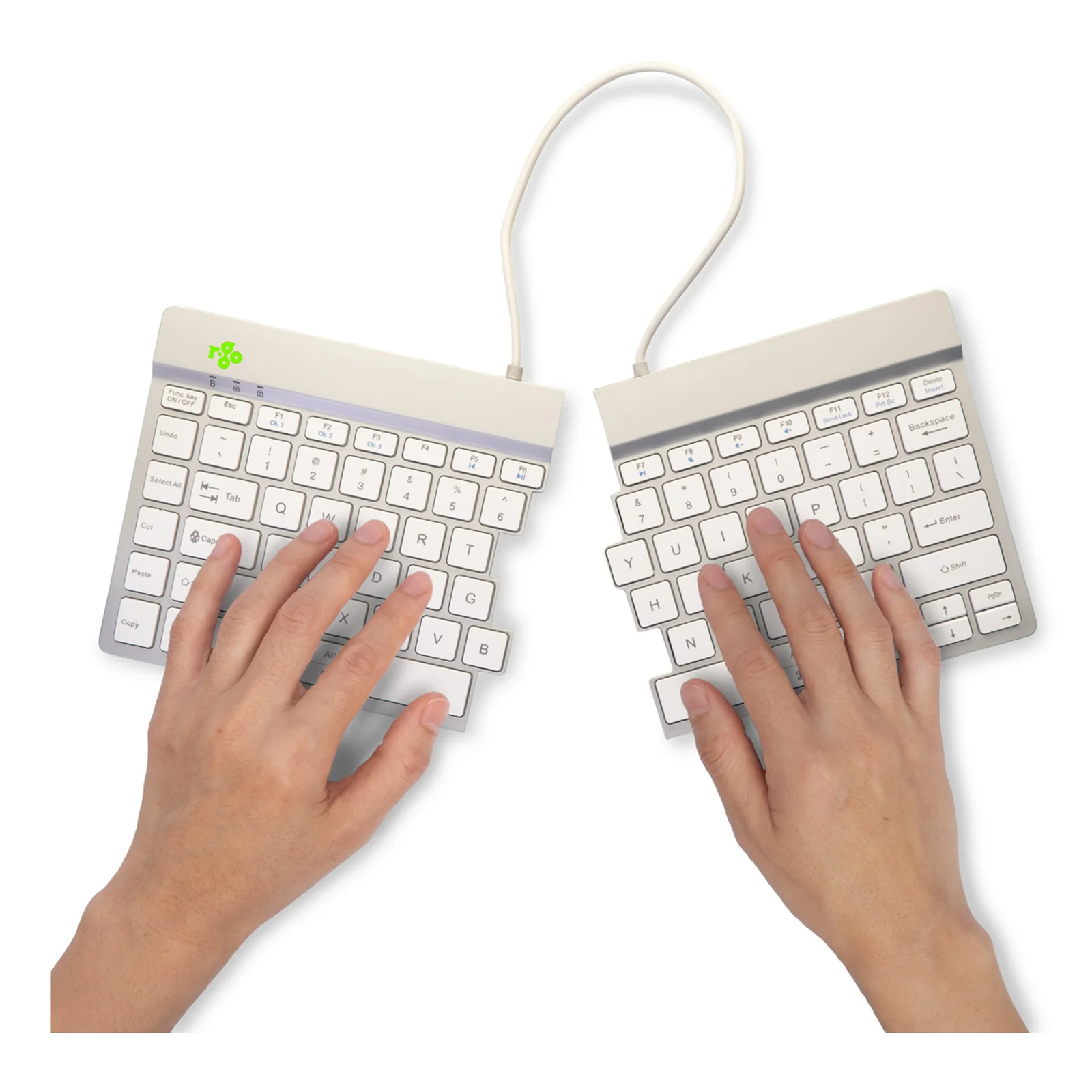 Deux mains en frappe sur le clavier R-Go Split Break ouvert en V, fond blanc