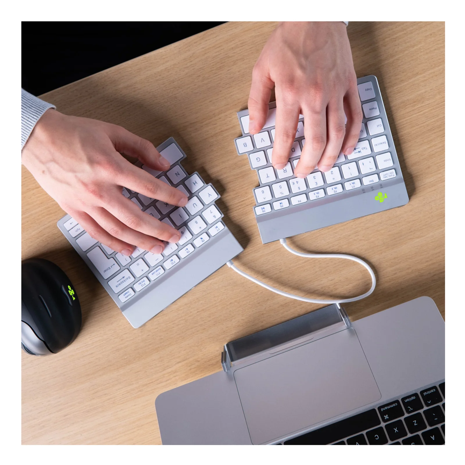 Clavier R-Go Split Break sur bureau à côté d'un ordinateur portable et d'une souris