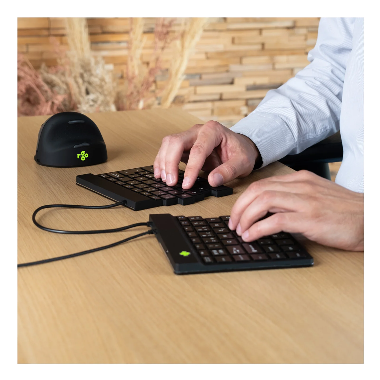 Clavier R-Go Split Break v2 utilisé avec une souris verticale sur un bureau de travail