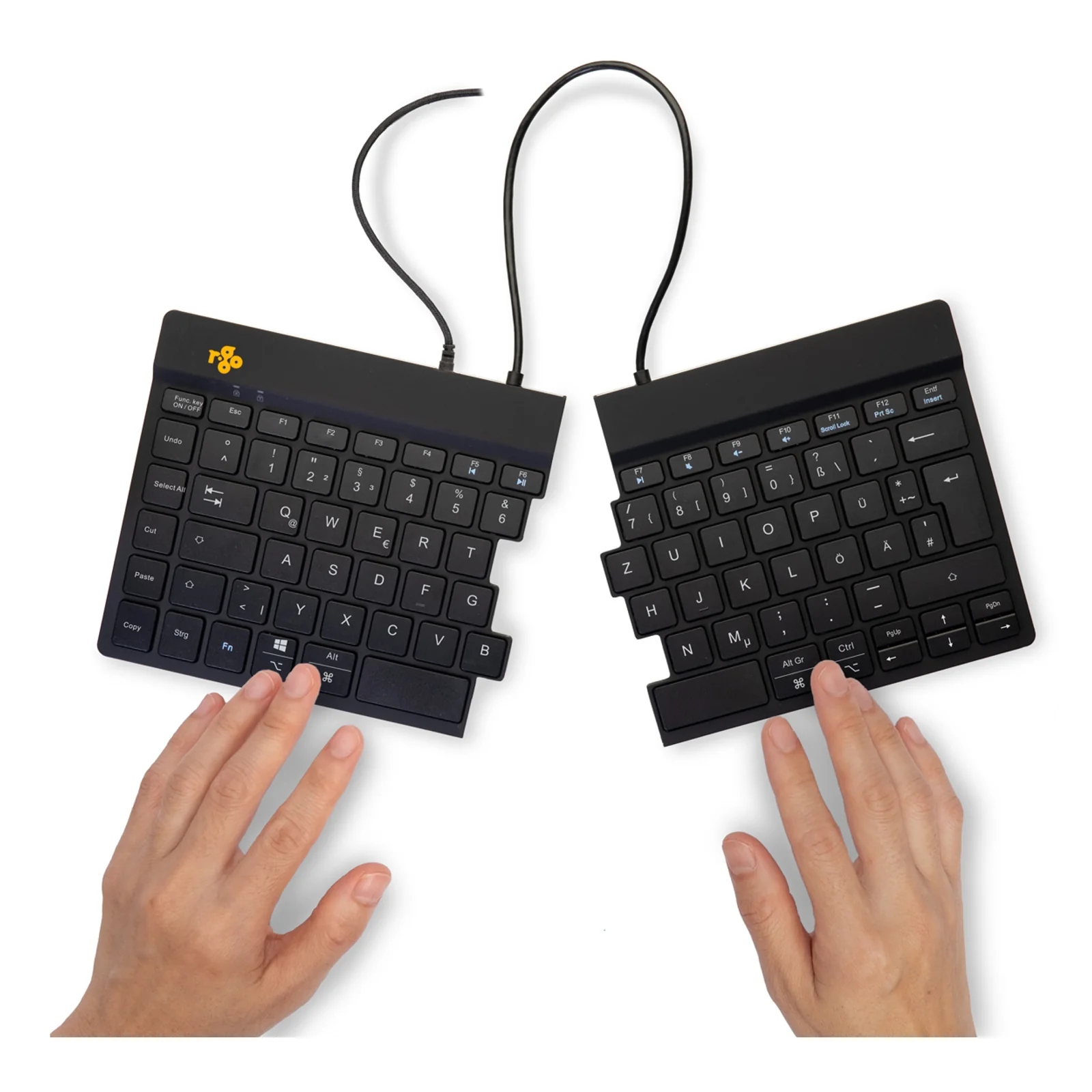 Mains posées sur le clavier R-Go Split Break v2 en position ergonomique, vue légèrement inclinée, fond blanc