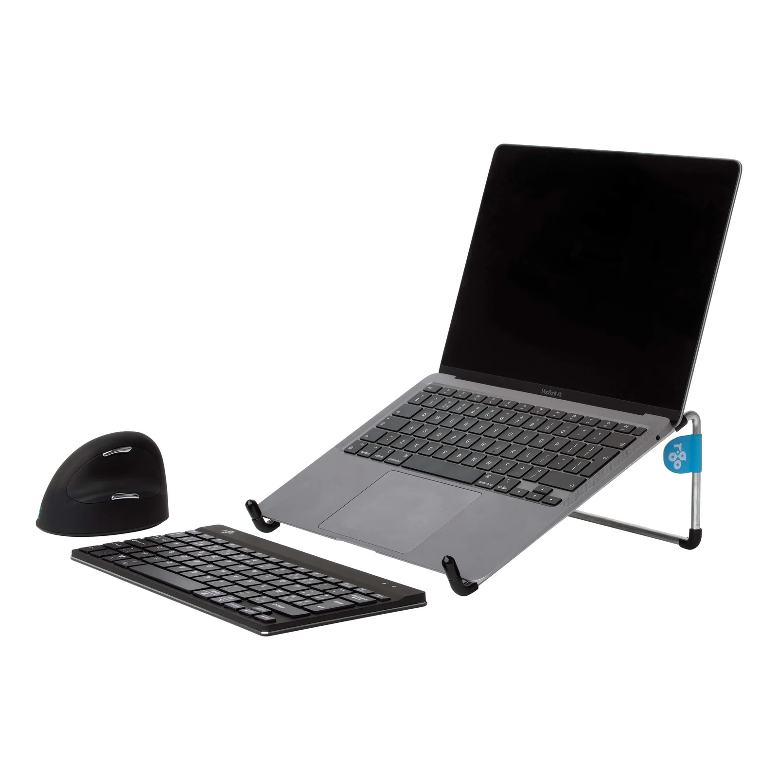 Support R-Go Steel Basic en utilisation, laptop posé dessus, clavier et souris sans fil sur bureau