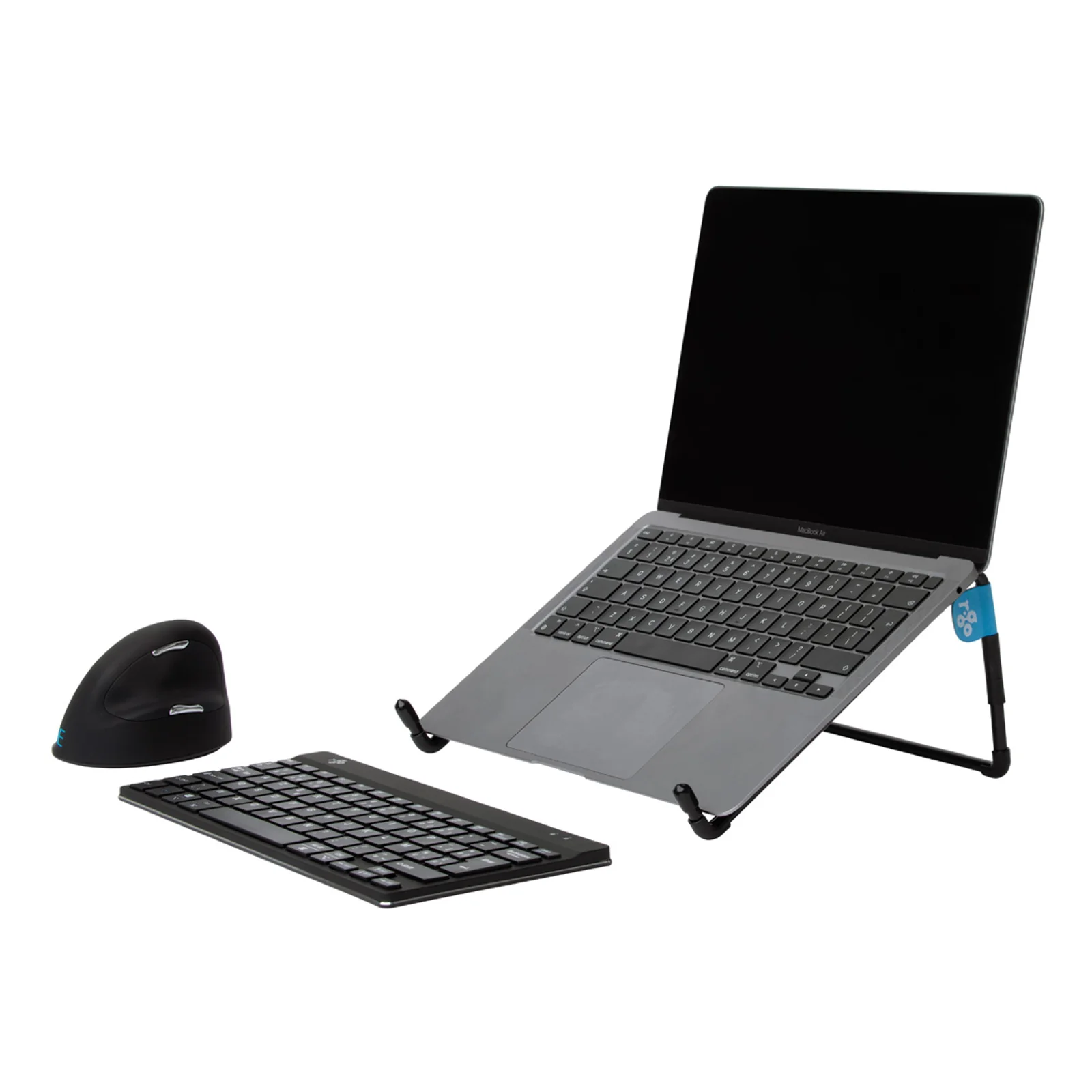Support R-Go Steel Travel avec laptop, clavier compact et souris sans fil disposés sur bureau