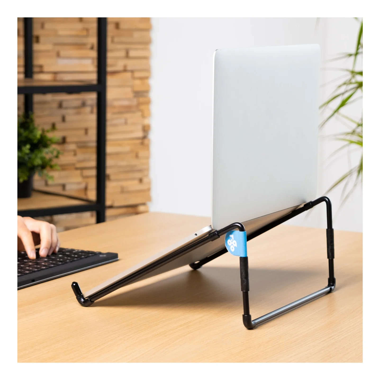 Laptop sur support R-Go Steel Travel, vue latérale, posé sur planche en bois naturel
