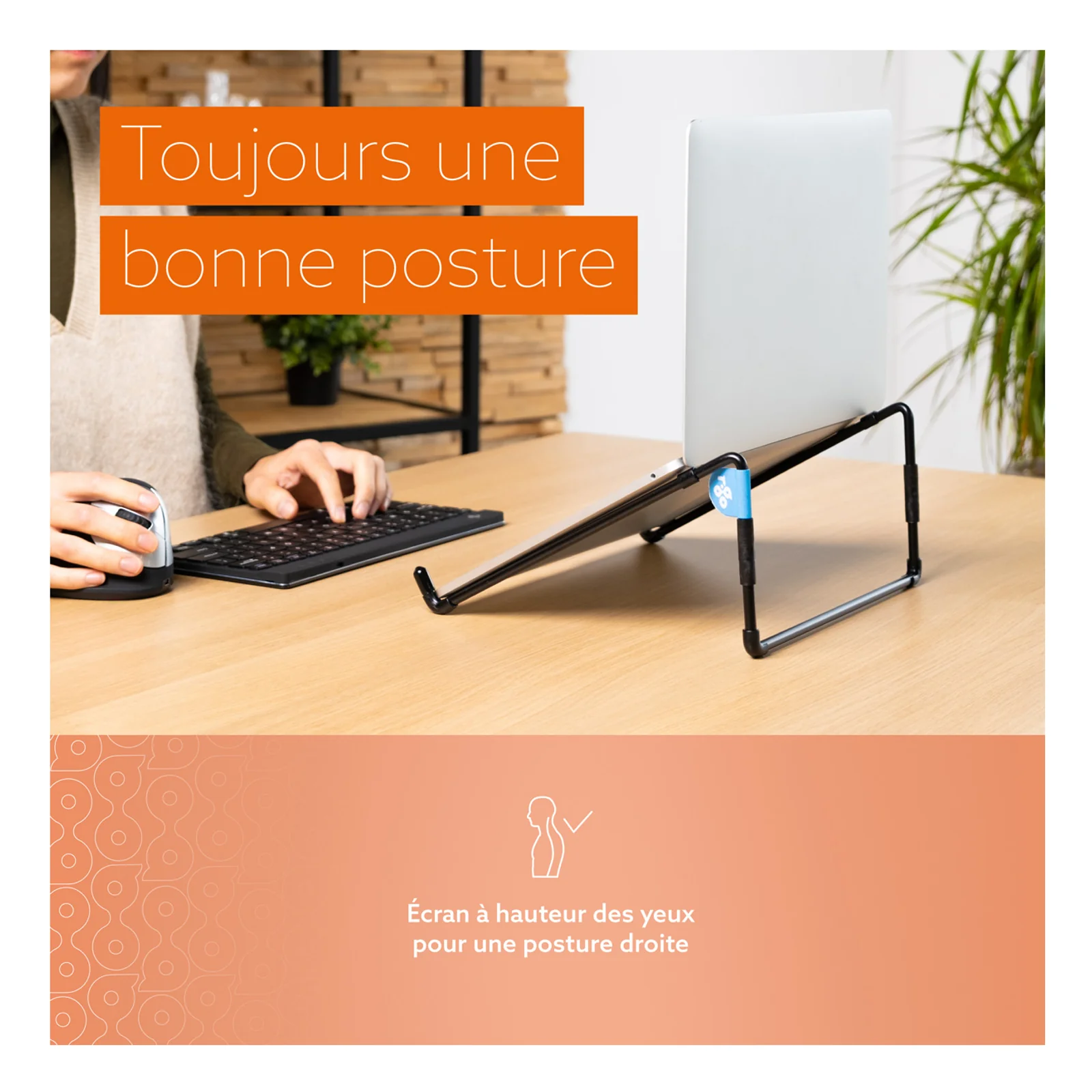 Personne au bureau avec laptop surélevé sur support ergonomique, annotation bonne posture