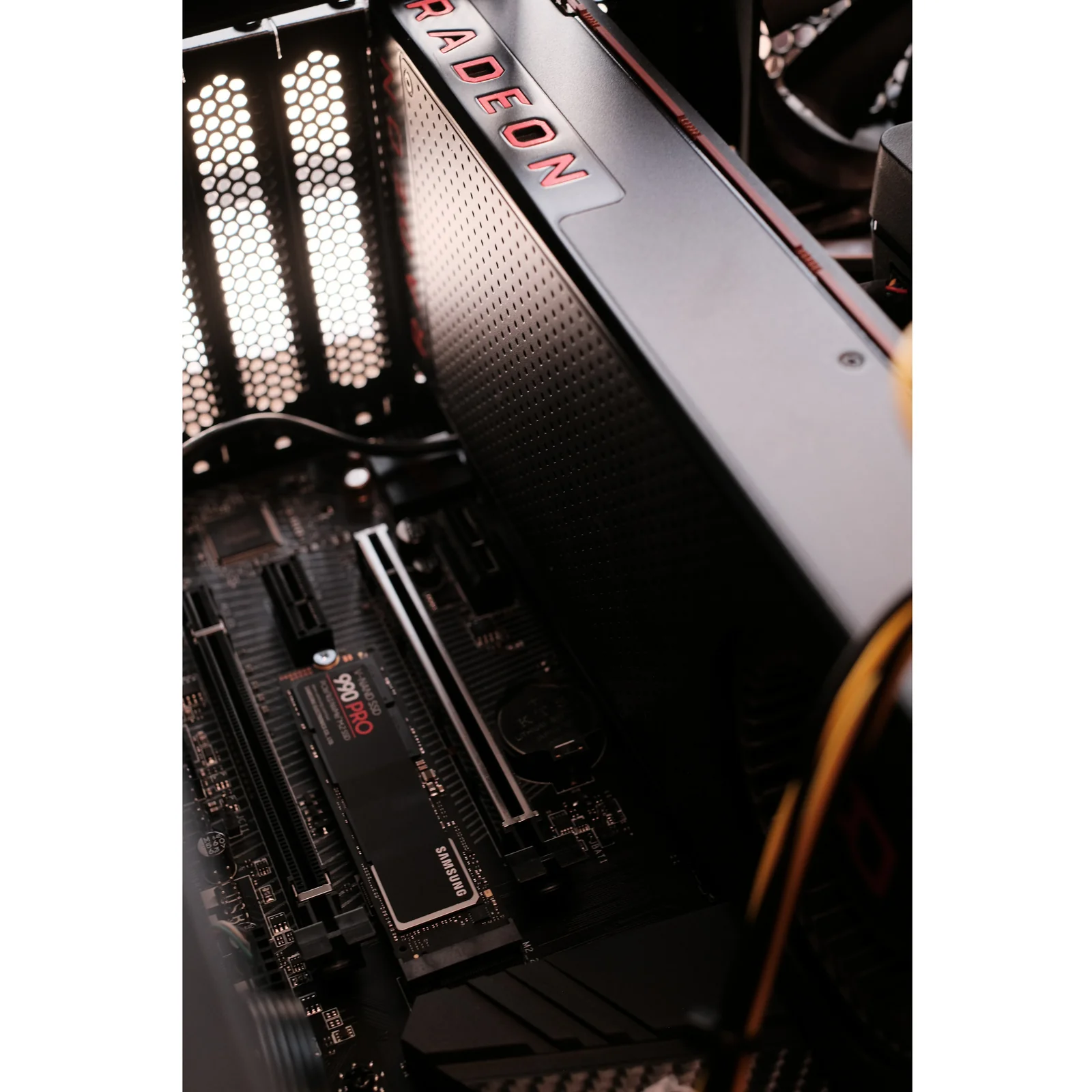 SSD Samsung 990 PRO 1 To installé dans un slot M.2 sur carte mère en situation réelle, carte graphique Radeon visible au-dessus