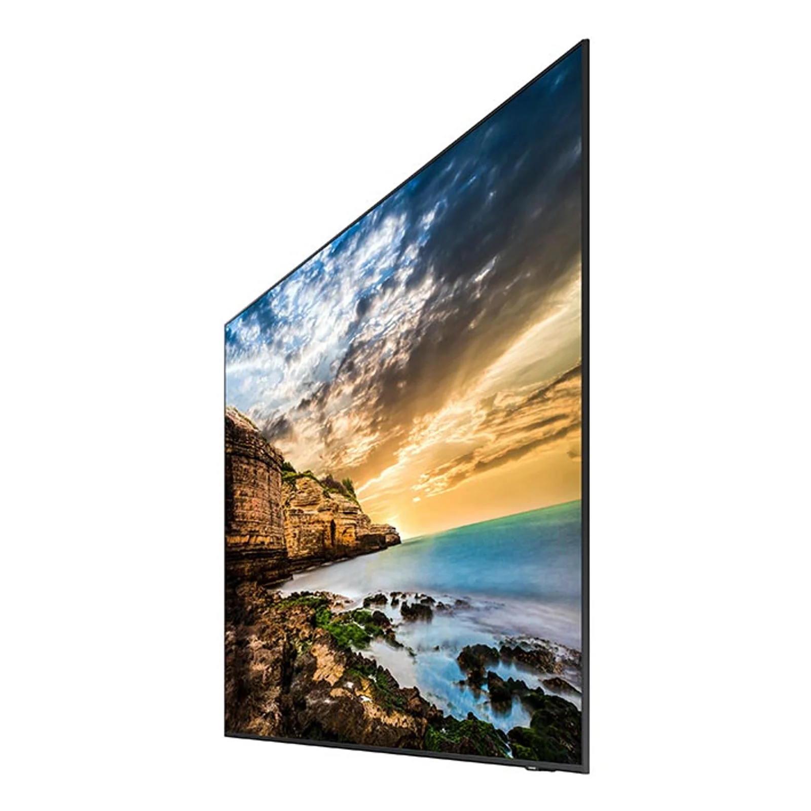 Vue 3/4 gauche de l'écran affichant un coucher de soleil sur une côte rocheuse