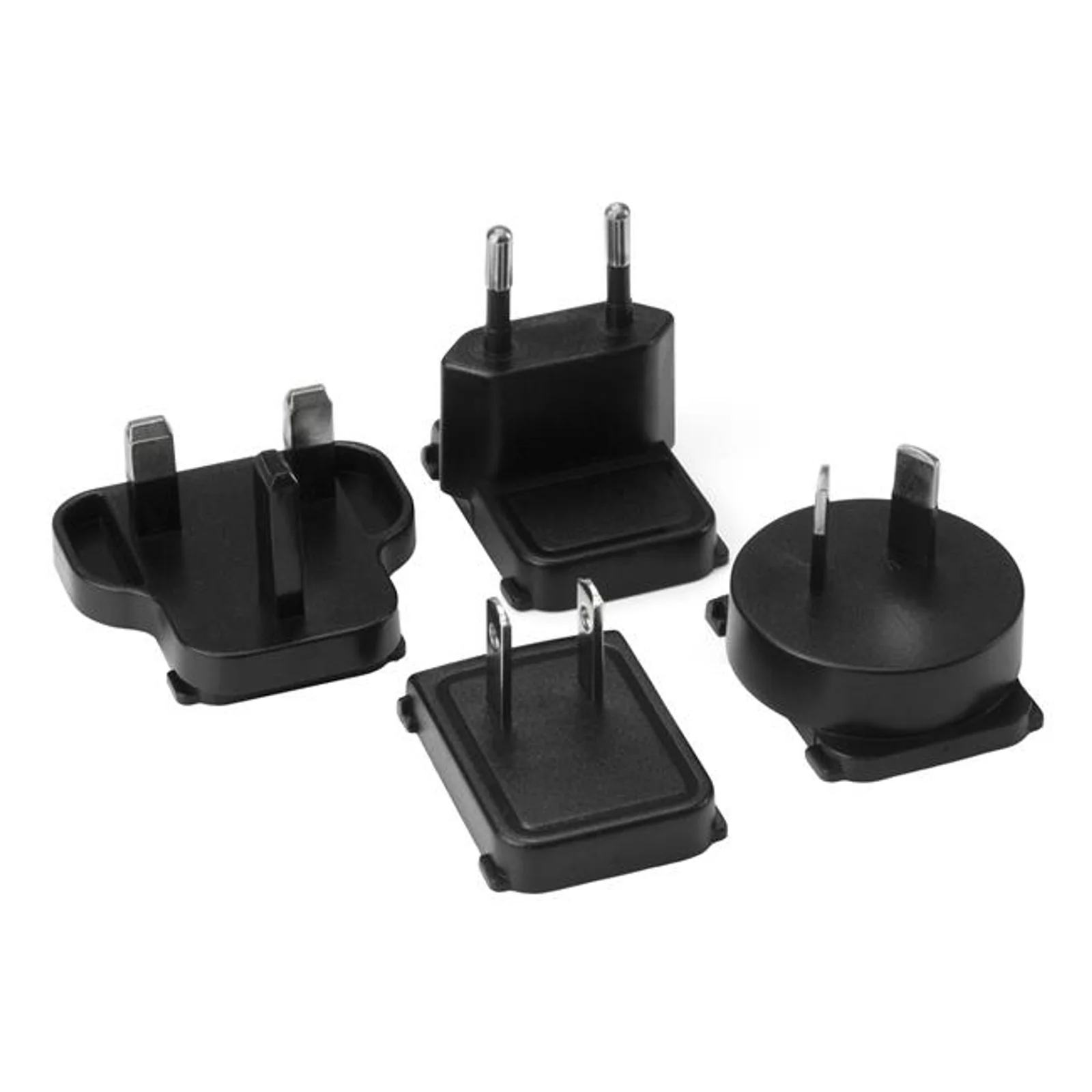 Quatre embouts de prise interchangeables noirs disposés séparément, formats UK trois broches, EU deux broches rondes, US deux lames et AU deux broches obliques