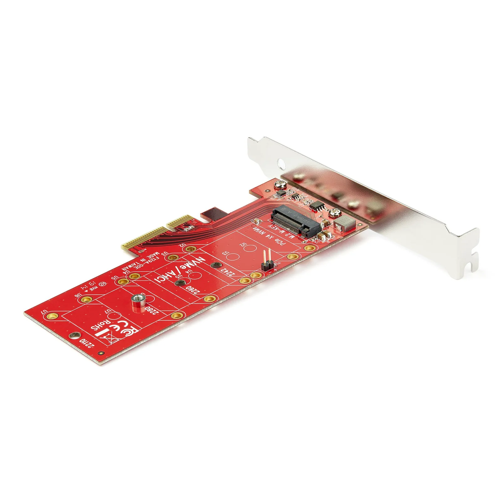 Vue arrière de la carte adaptateur PCIe rouge montrant le connecteur M.2 noir, les pistes flexibles et l'équerre pleine hauteur