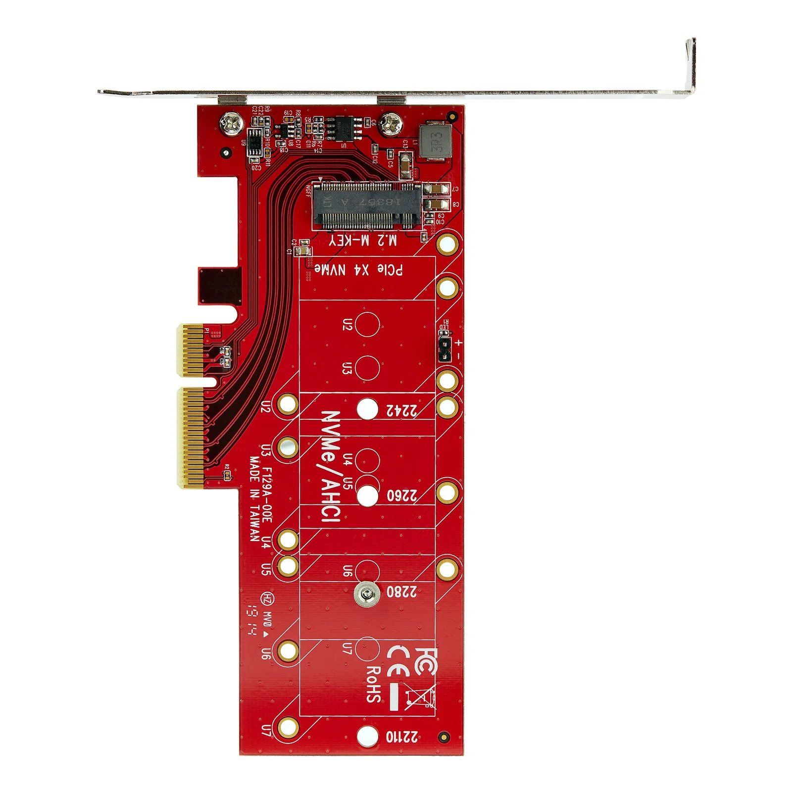 Vue de face inclinée de la carte rouge avec connecteur M.2 M-Key et équerre low profile vissée