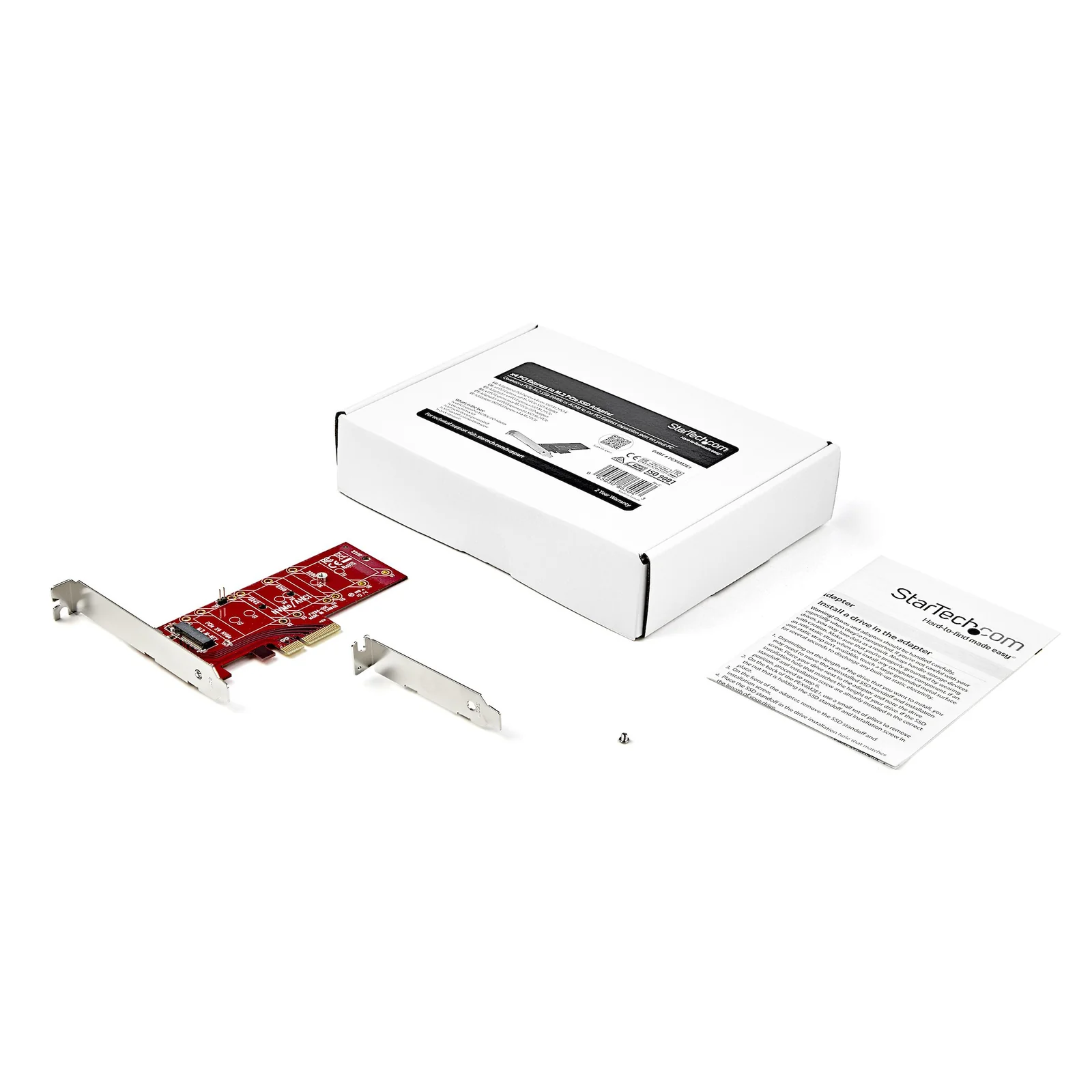 Contenu du packaging avec la carte adaptateur rouge, équerre low profile, vis de fixation, guide d'installation et boîte blanche