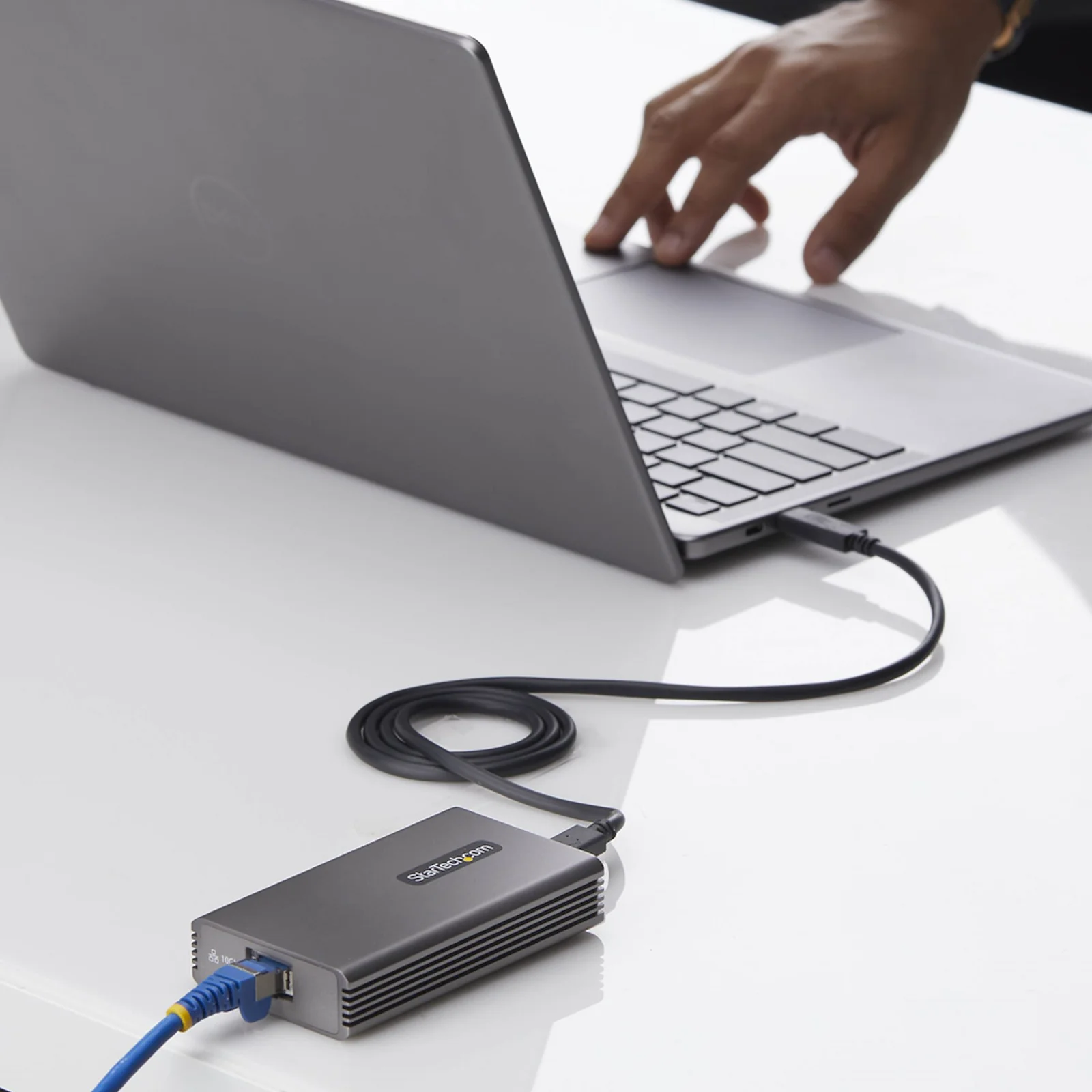 StarTech.com Adaptateur USB4 vers Ethernet, 10GbE, Multi-Gigabit, Compatible Thunderbolt, Carte Réseau 10GBASE-T/5G/2,5G, Adaptateur Ethernet 10G, Câble USB4 de 0,5m, Win/Mac, TAA