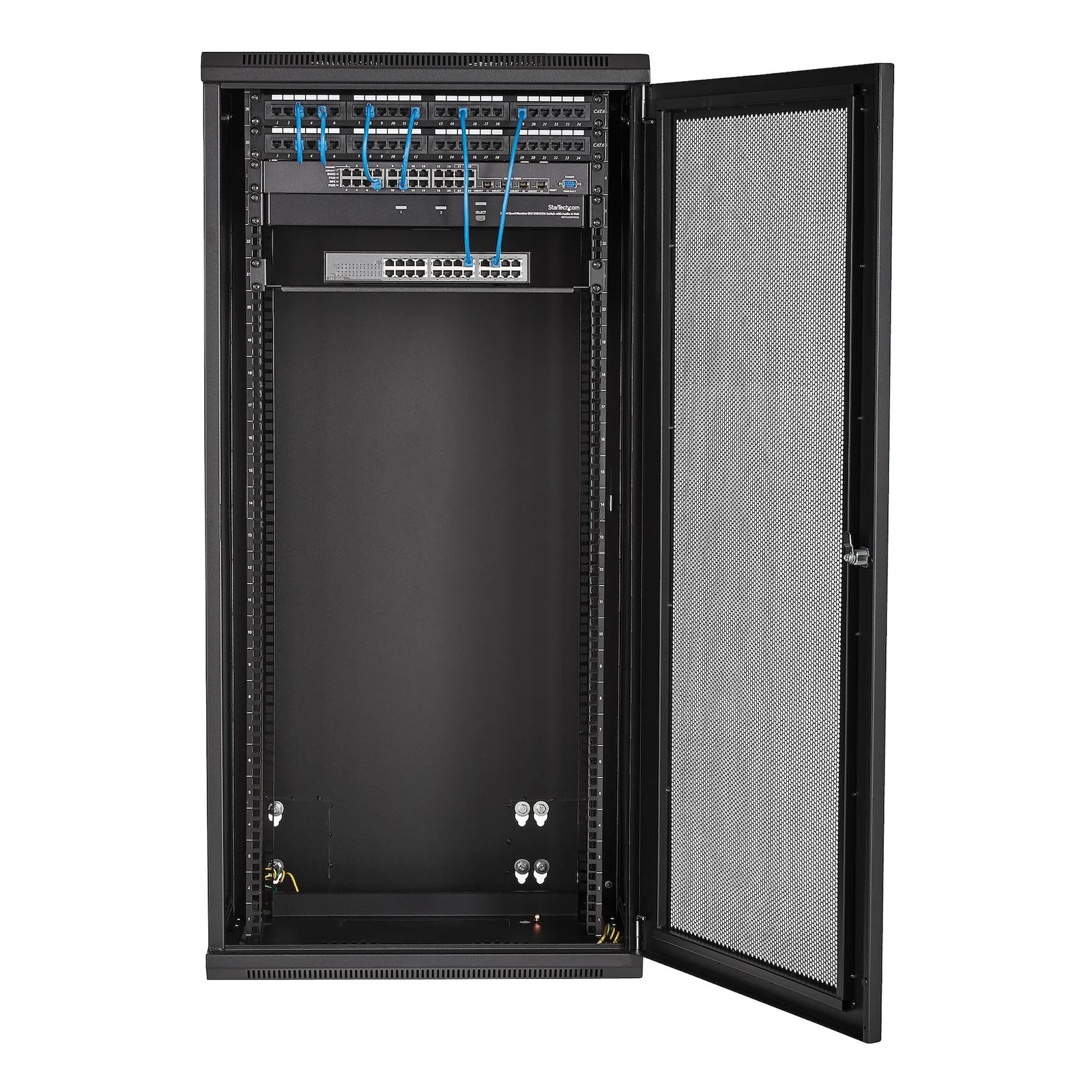 Armoire rack 26U StarTech.com en usage, patch panel et switch réseau câblés à l'intérieur