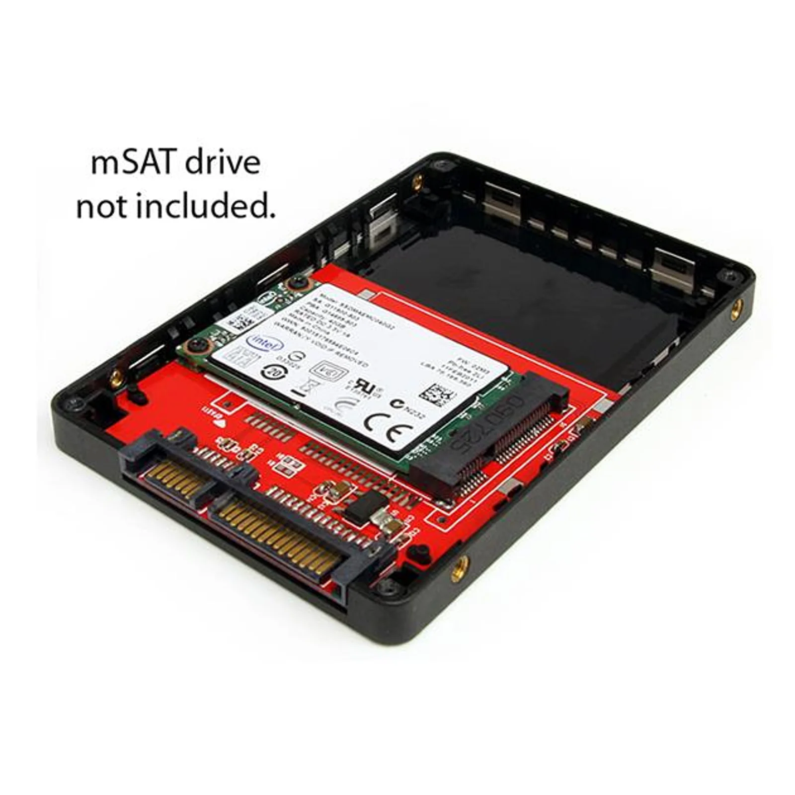 Boîtier ouvert en vue plongeante avec un SSD mSATA inséré sur la carte adaptateur rouge, couvercle retiré