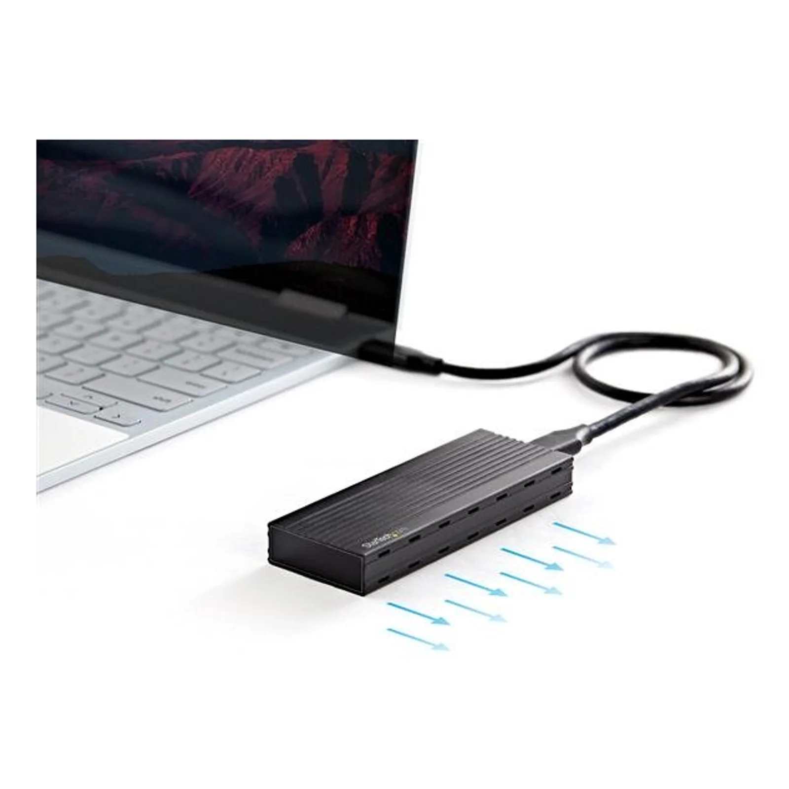 Boîtier externe M.2 noir connecté à un ordinateur portable via câble USB-C, avec flèches bleues illustrant le flux de ventilation