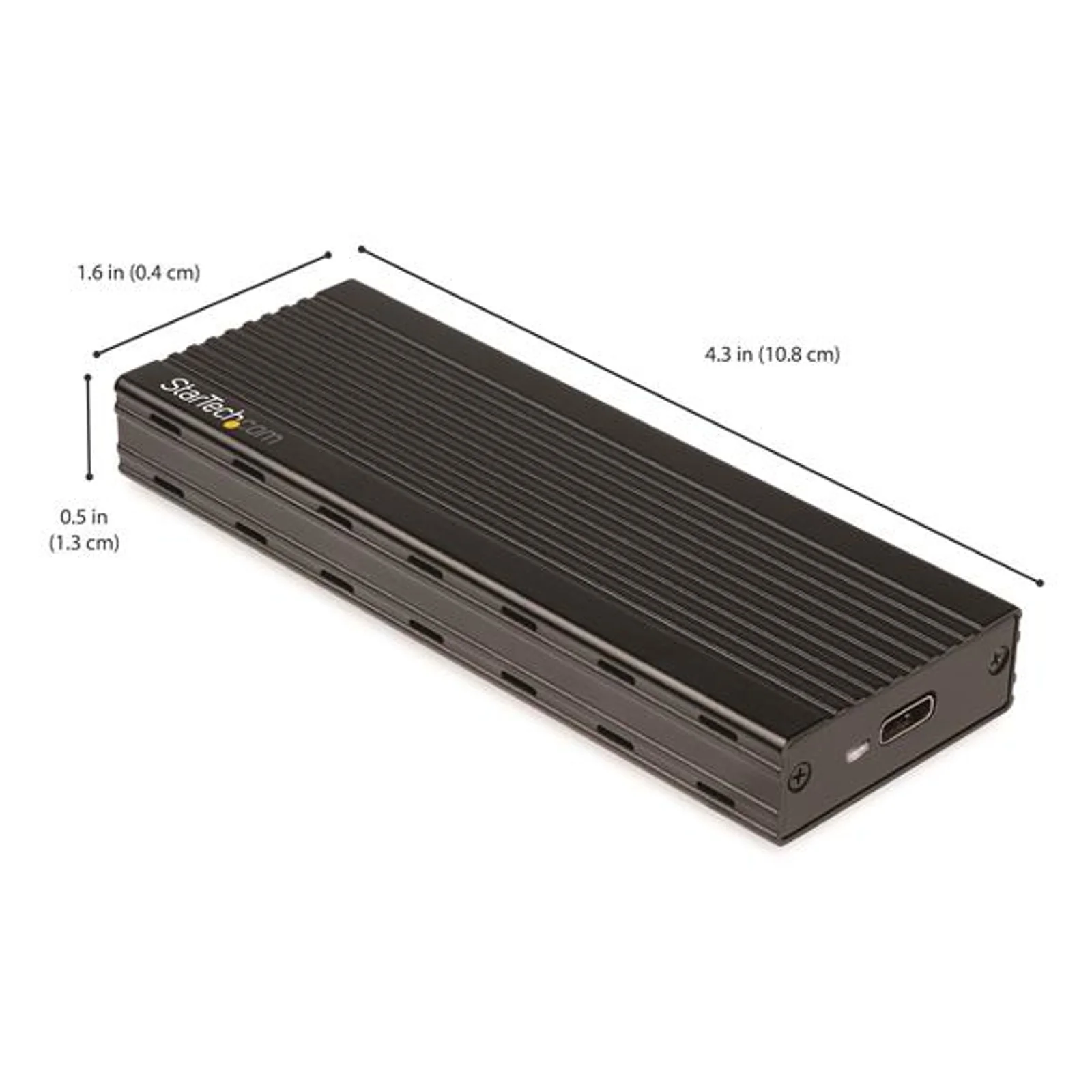 Boîtier externe M.2 noir avec annotations des dimensions 10,8 cm x 4 cm x 1,3 cm, port USB-C visible sur la tranche droite