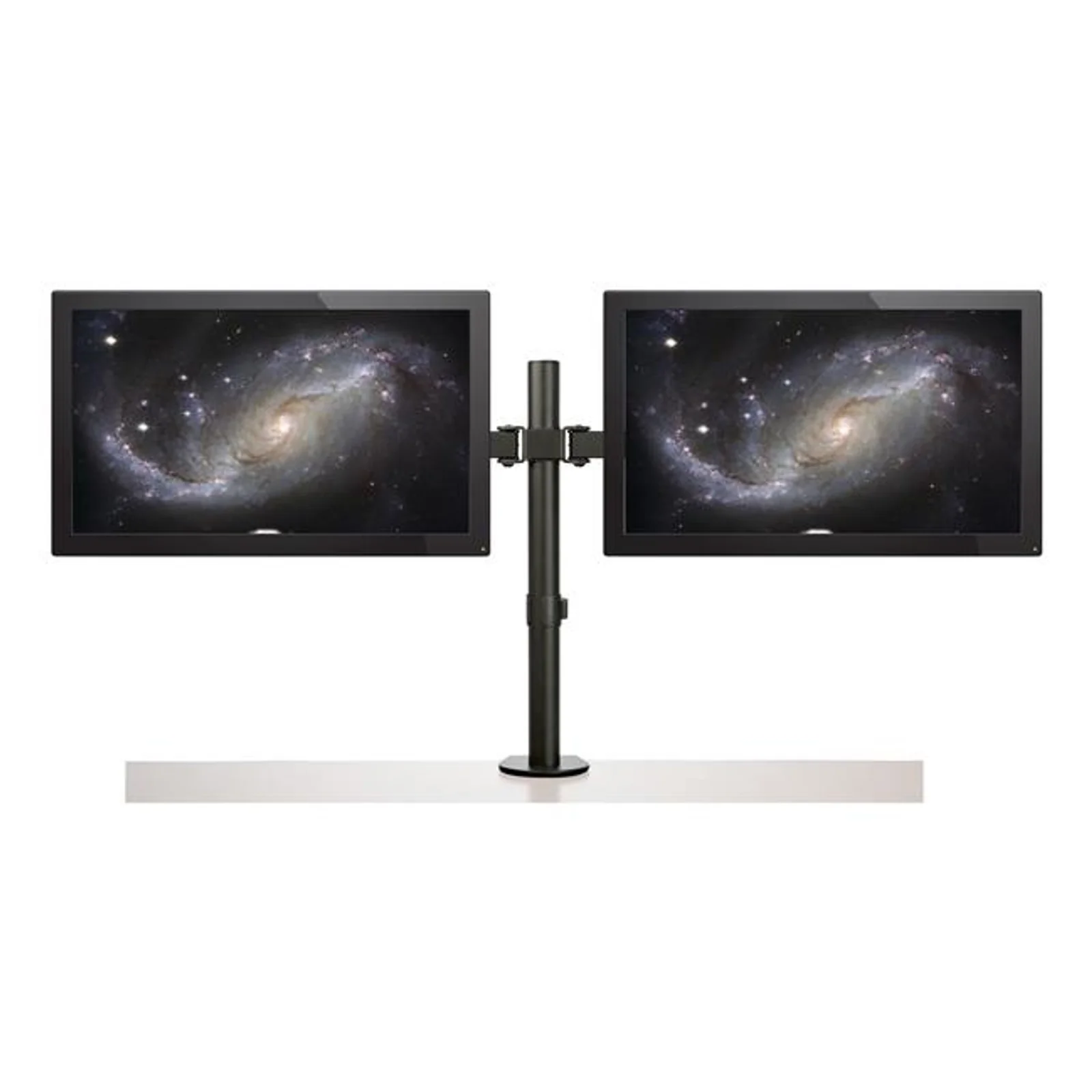 Deux moniteurs larges côte à côte sur le bras double, affichant une galaxie spirale, vue de face sur bureau blanc