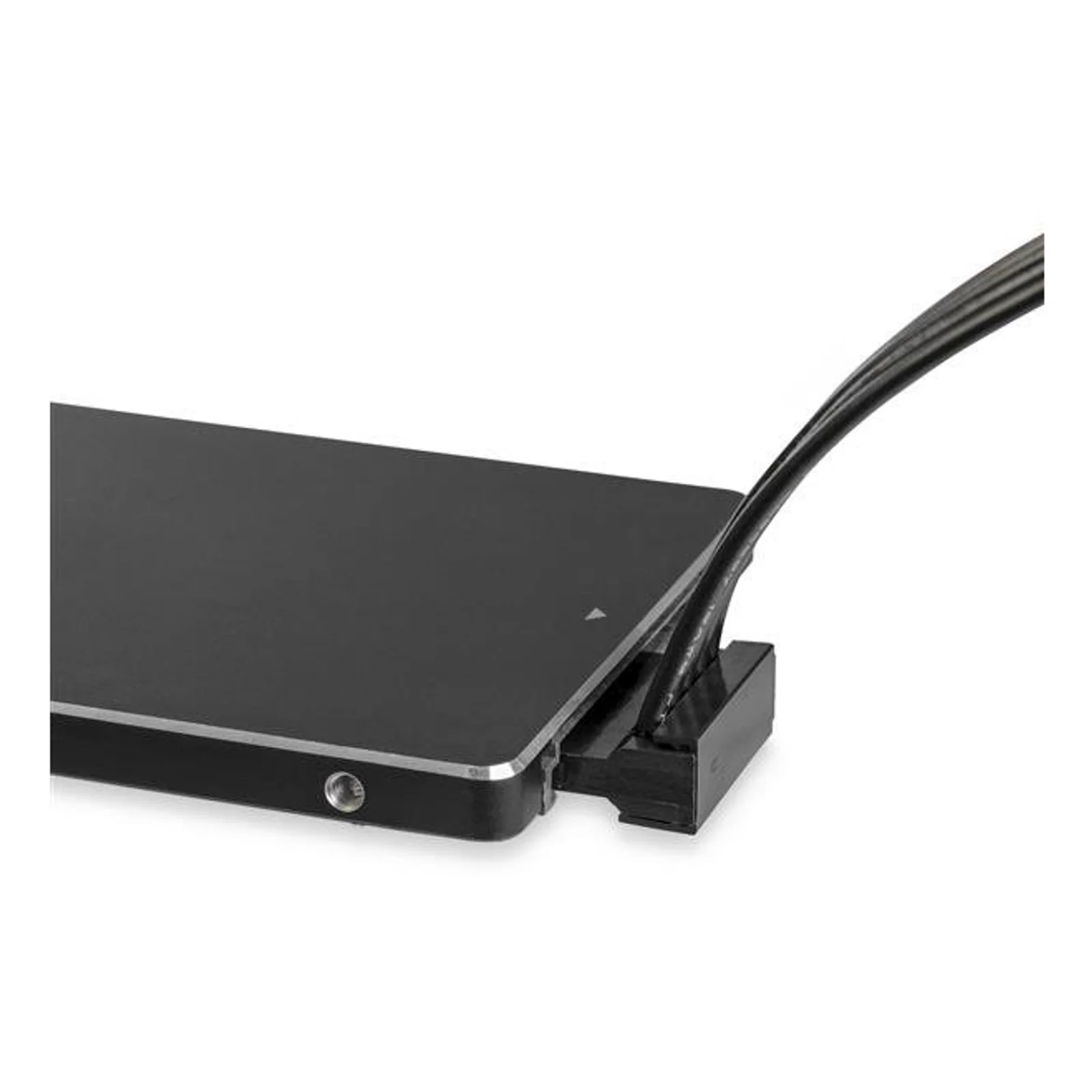 Connecteur SATA femelle 15 broches branché sur la tranche d'un SSD 2,5 pouces noir