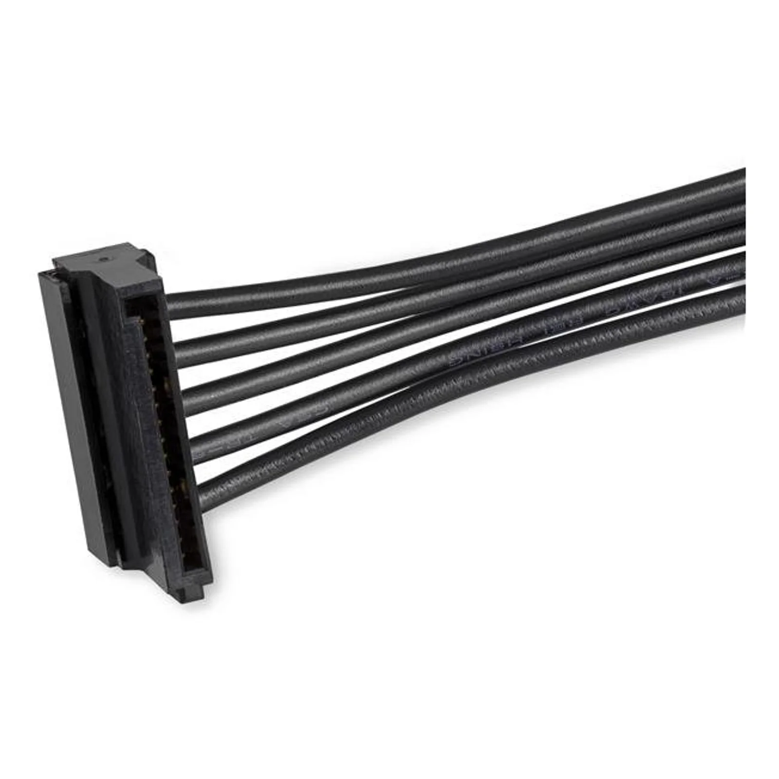 Gros plan sur connecteur SATA femelle 15 broches noir avec faisceau de câbles noirs, vue de trois quarts