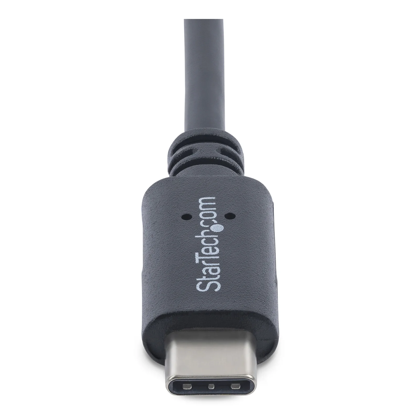 Macro d'un connecteur USB-C gris anthracite montrant l'embout métallique et le boîtier rectangulaire arrondi avec logo imprimé