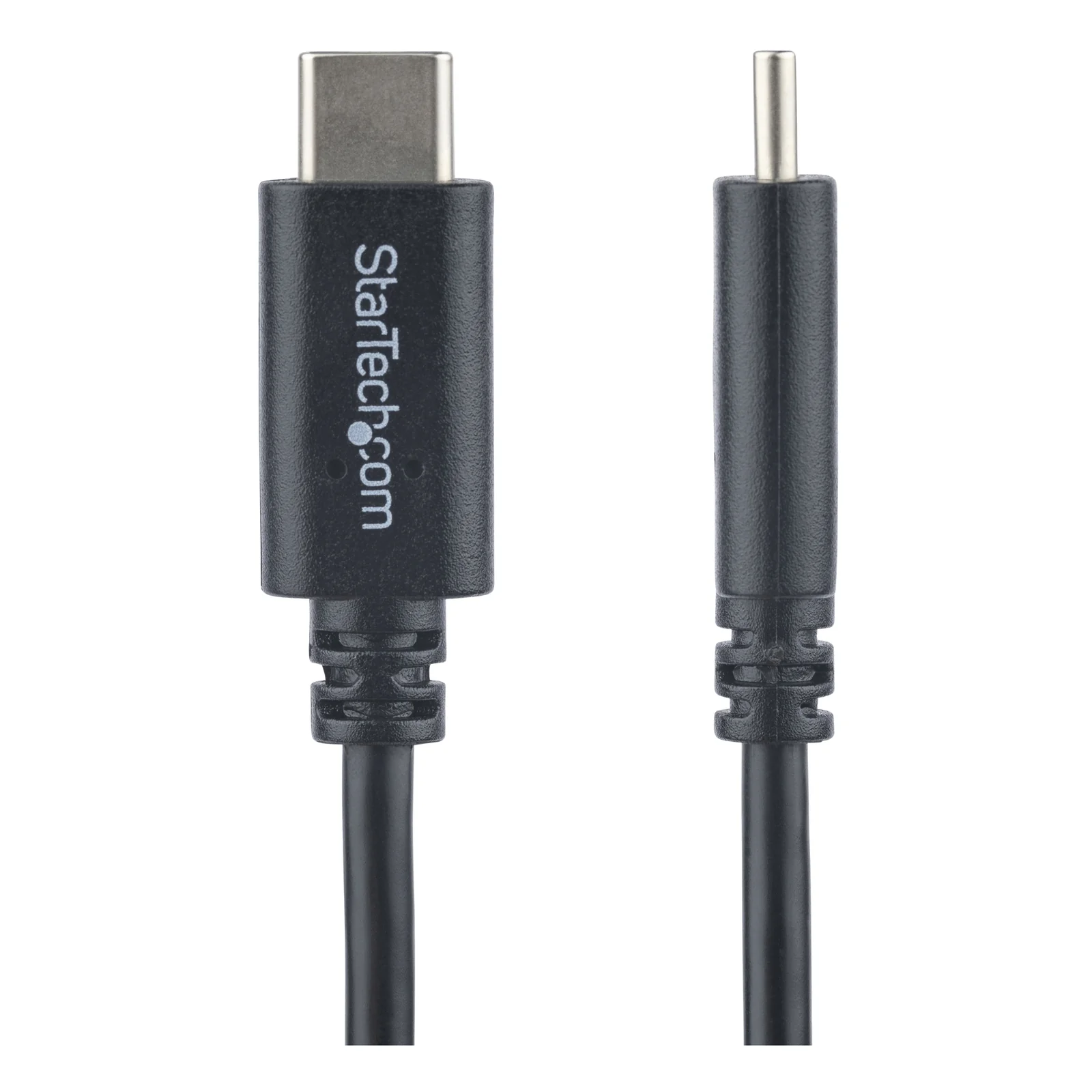 Gros plan sur les deux extrémités du câble USB-C noir côte à côte, avec manchons de protection nervurés et logo imprimé sur le boîtier