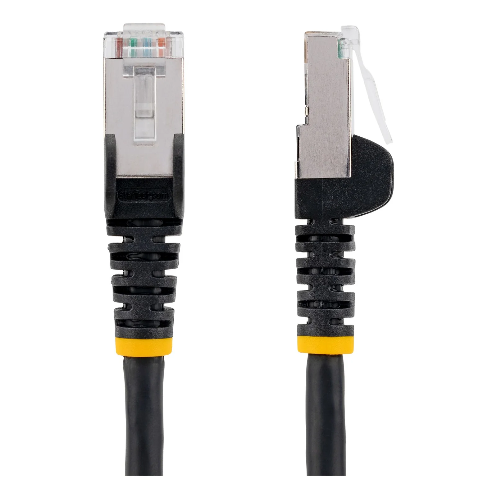 Gros plan sur deux connecteurs RJ45 blindés côte à côte, l'un de face et l'autre de profil, avec manchons noirs et bagues jaunes