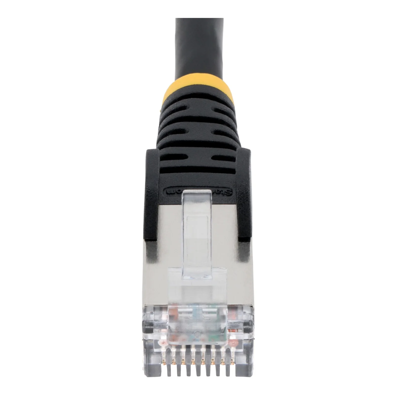 Vue frontale rapprochée d'un connecteur RJ45 blindé avec clip transparent, manchon noir nervuré et bague jaune visible en haut