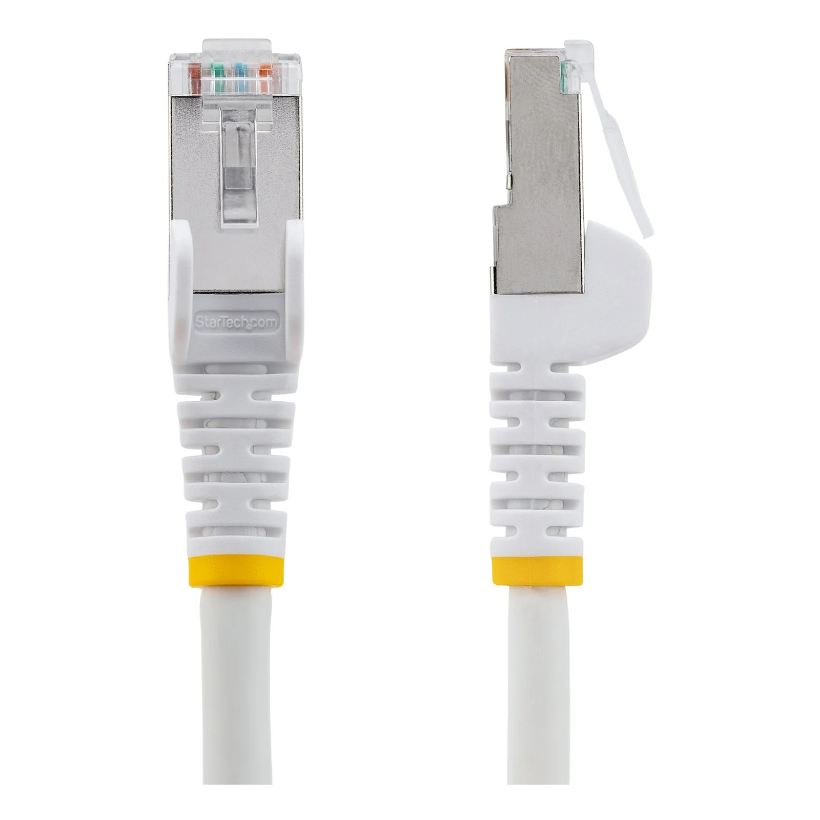 Gros plan sur les deux extrémités du câble blanc côte à côte, connecteur RJ45 blindé face avant et face arrière avec languette de déverrouillage