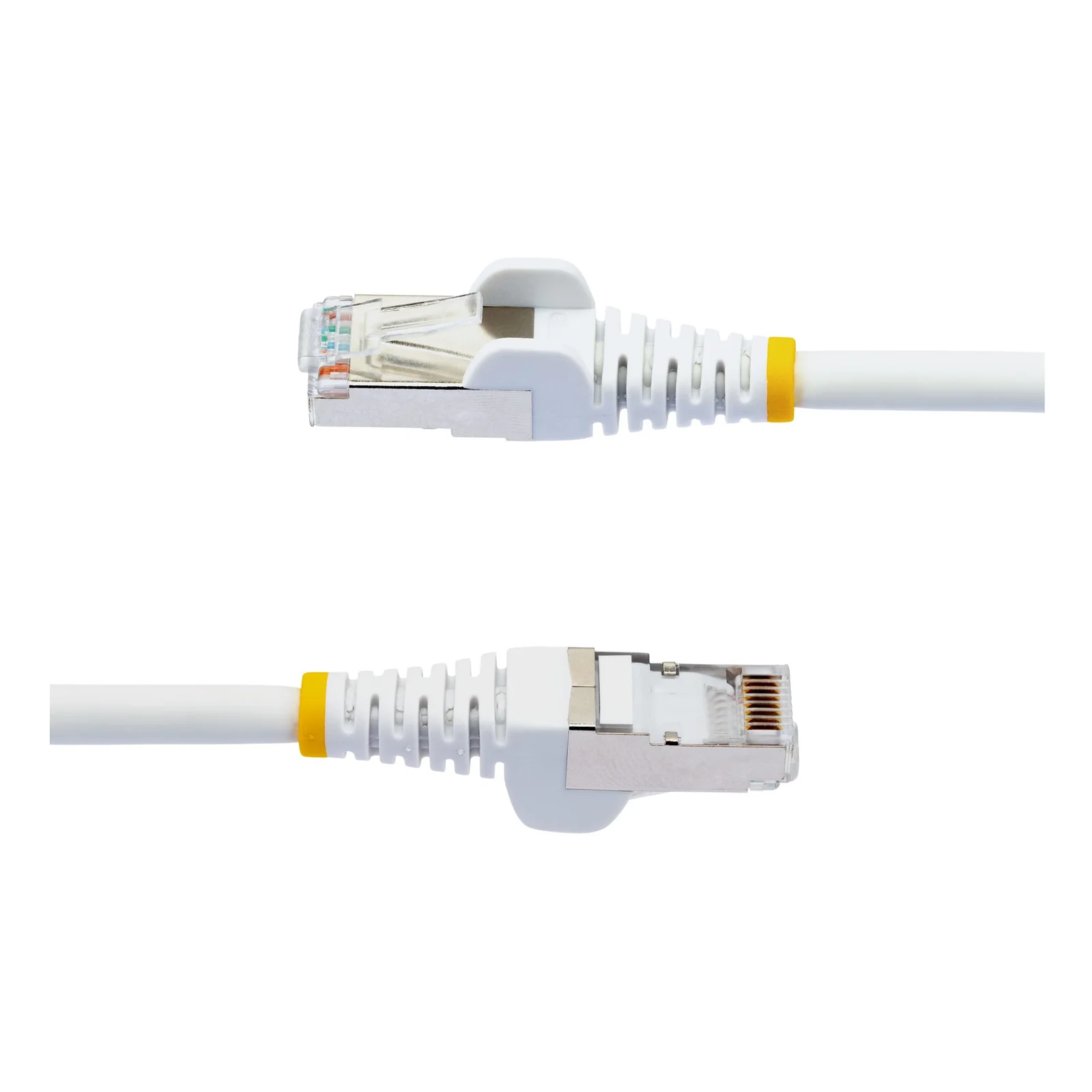 Vue rapprochée des deux connecteurs RJ45 blindés du câble blanc, côté contacts dorés visibles sur l'un et côté verrouillage sur l'autre