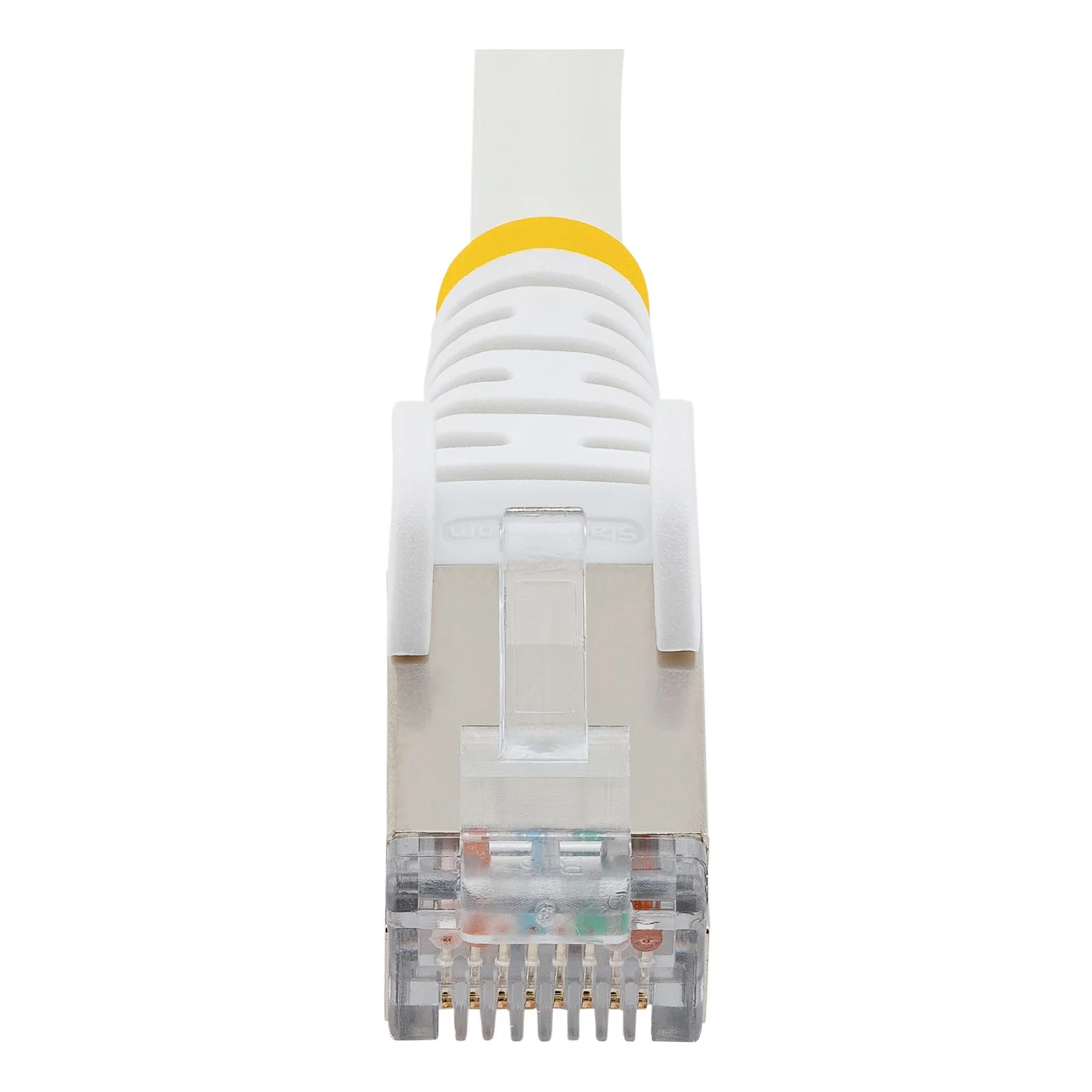 Vue de face du connecteur RJ45 blindé blanc, contacts dorés et fils colorés visibles à travers le capot transparent, bague jaune sur la gaine