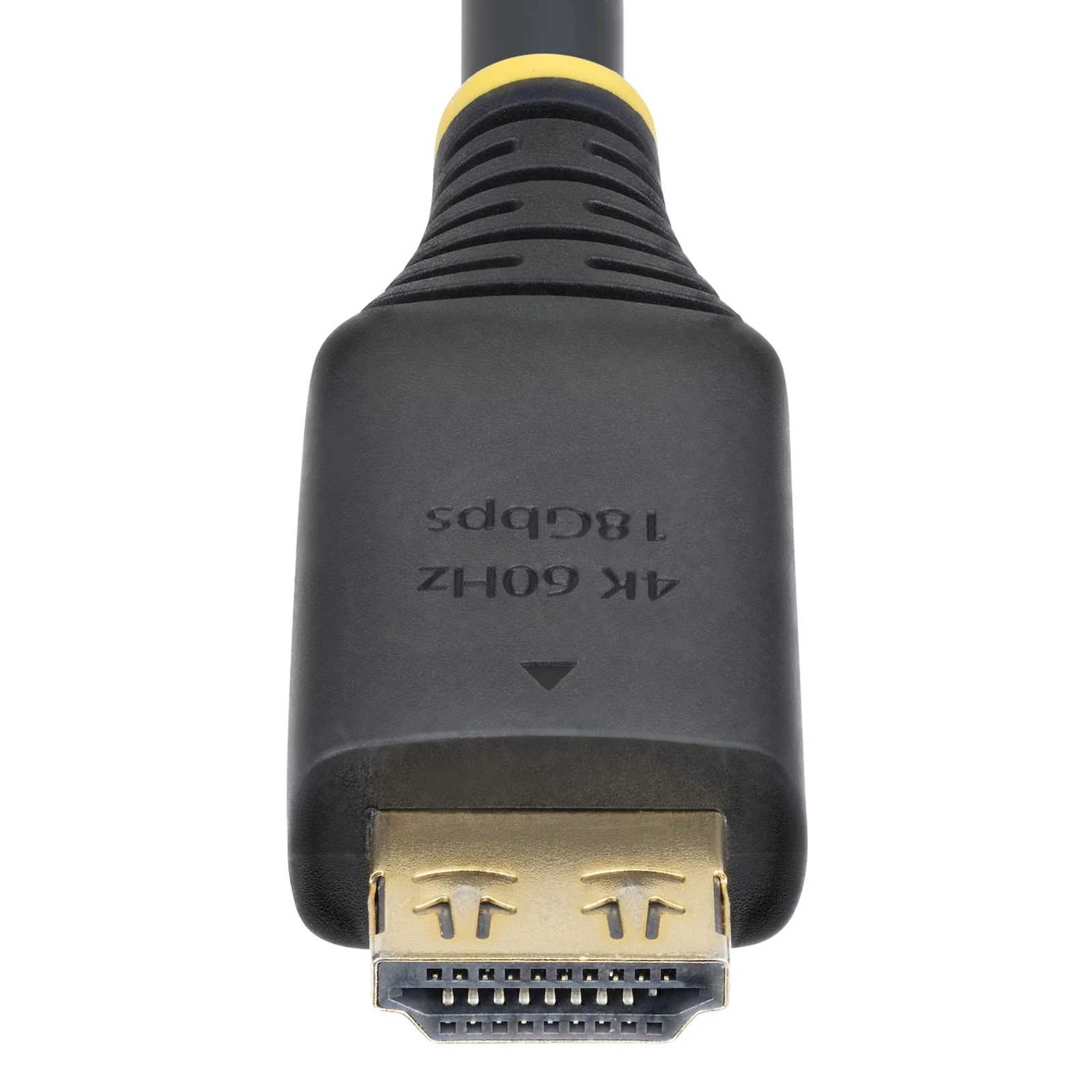 Gros plan extrême sur un connecteur HDMI doré inséré dans un boîtier noir, inscription 4K 60Hz 18Gbps gravée, bague jaune et gaine nervurée