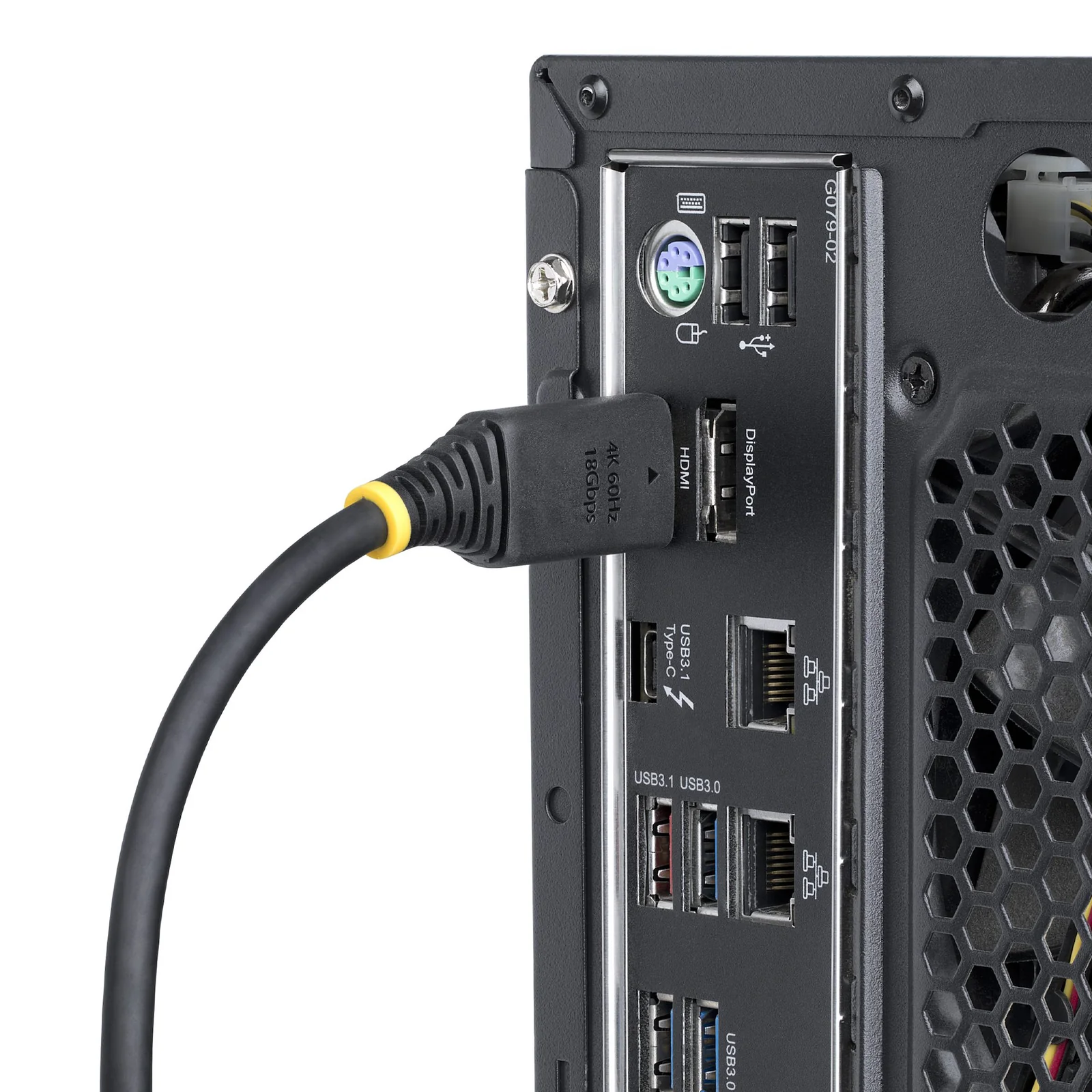 Connecteur HDMI à bague jaune branché sur le panneau arrière d'un tour de bureau, port HDMI identifiable parmi d'autres connecteurs
