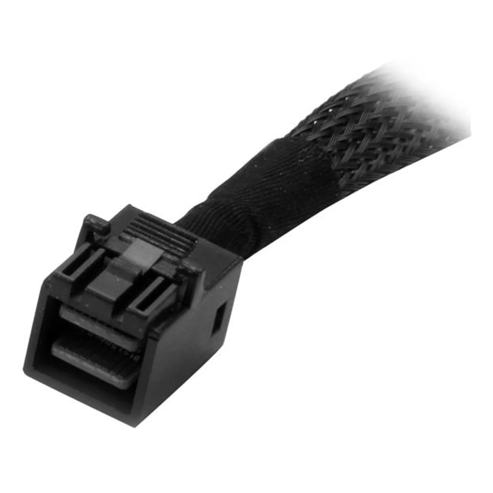 Gros plan sur le connecteur Mini SAS SFF-8643 noir avec languette de verrouillage, monté sur gaine tressée noire