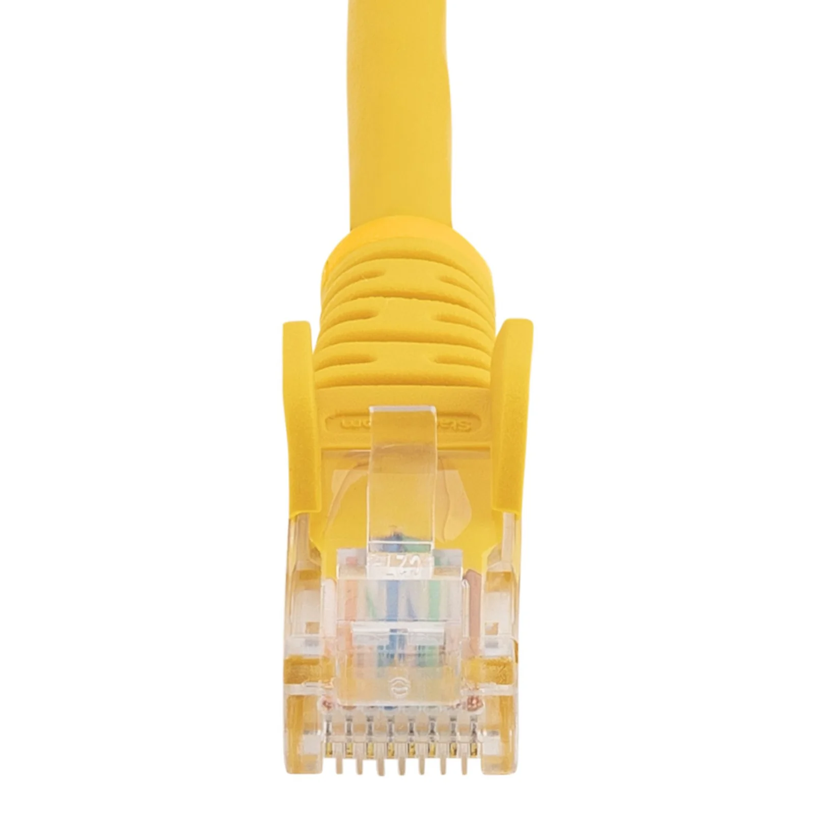 Gros plan d'un connecteur RJ45 jaune montrant les broches dorées à travers le corps transparent, boîtier jaune strié