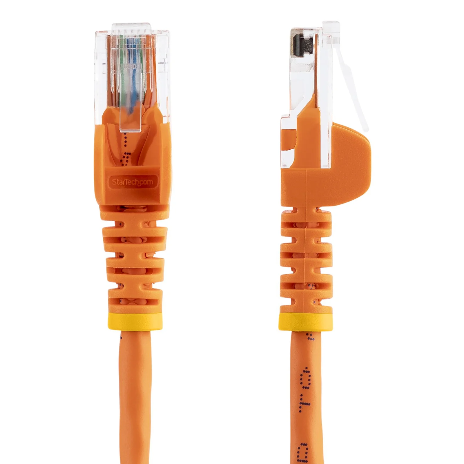 Vue rapprochée des 2 connecteurs RJ45 orange, logo StarTech.com visible sur l'embout gauche, languette de déverrouillage à droite