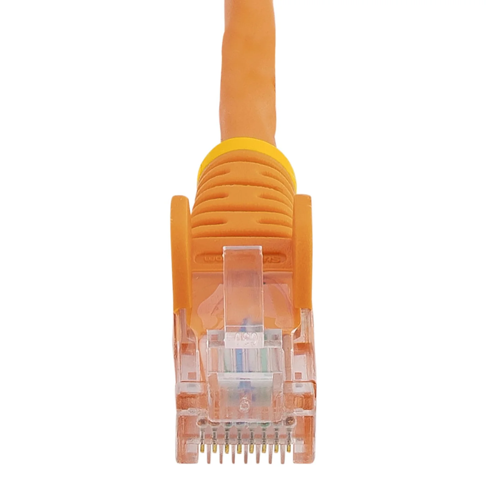 Gros plan d'un connecteur RJ45 orange montrant les broches dorées à travers le corps transparent, boîtier orange strié et bague jaune