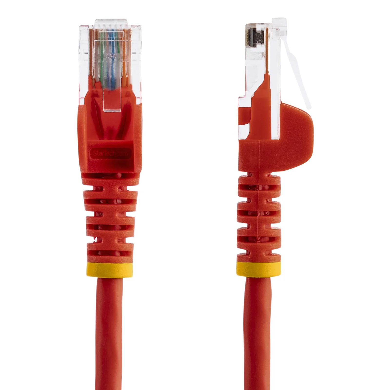 Vue rapprochée des 2 connecteurs RJ45 rouges, logo StarTech.com visible sur l'embout gauche, languette de déverrouillage à droite