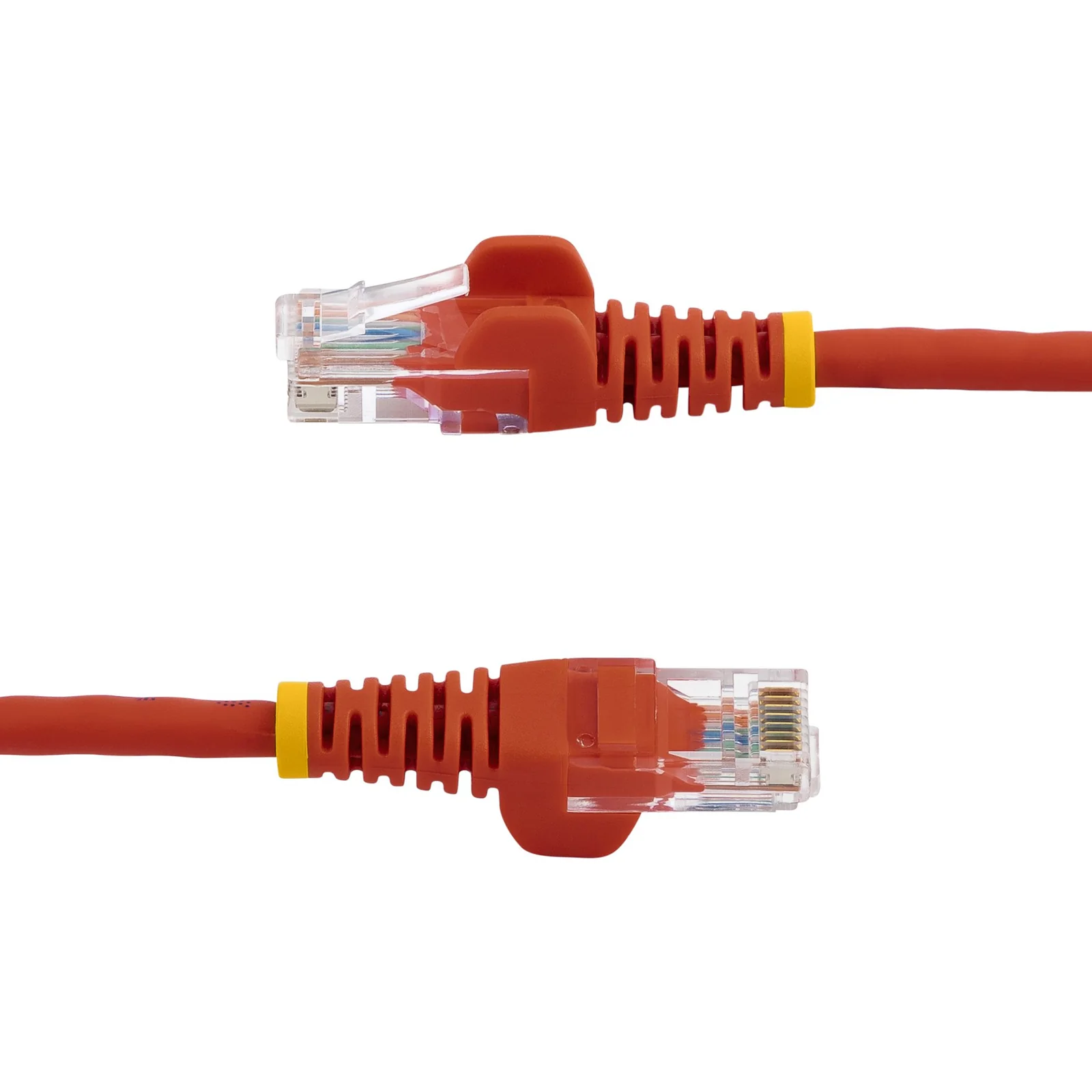 Les 2 extrémités du câble rouge vues en position horizontale, embouts sans crochet et connecteurs RJ45 transparents
