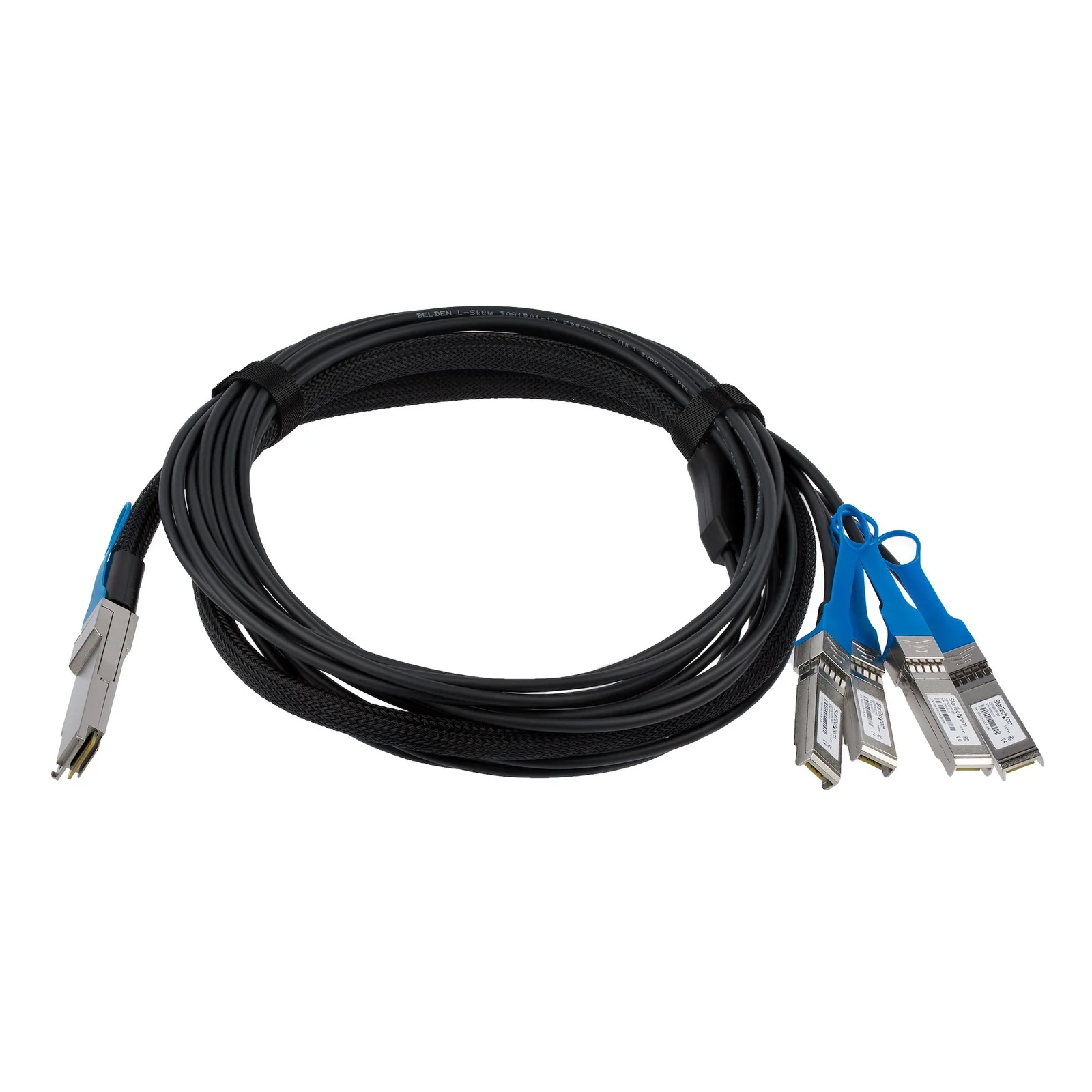 Câble répartiteur DAC noir enroulé avec connecteur QSFP+ et quatre têtes SFP+ à languettes bleues