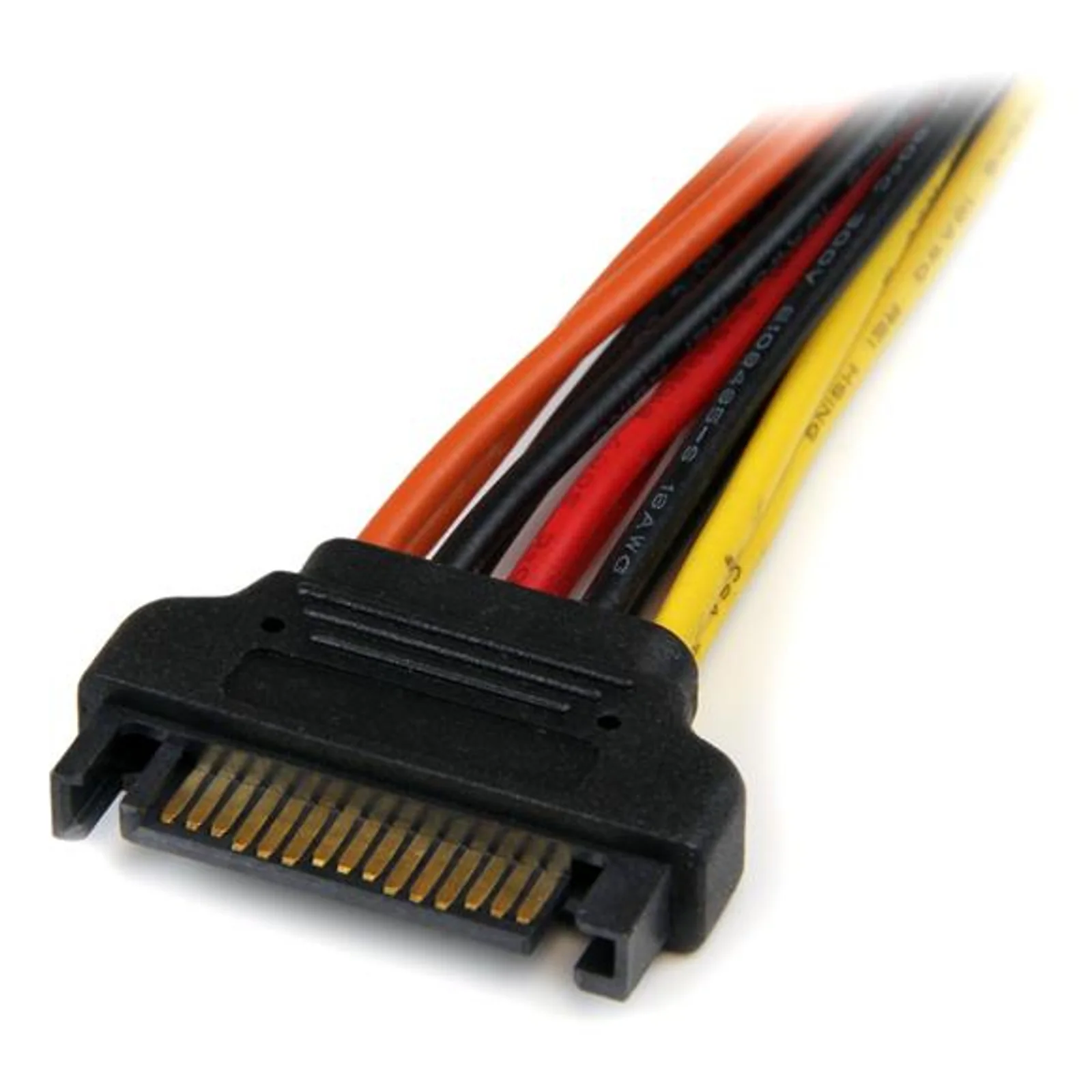 Gros plan connecteur mâle SATA 15 broches, broches dorées visibles, câbles avec marquage 18 AWG