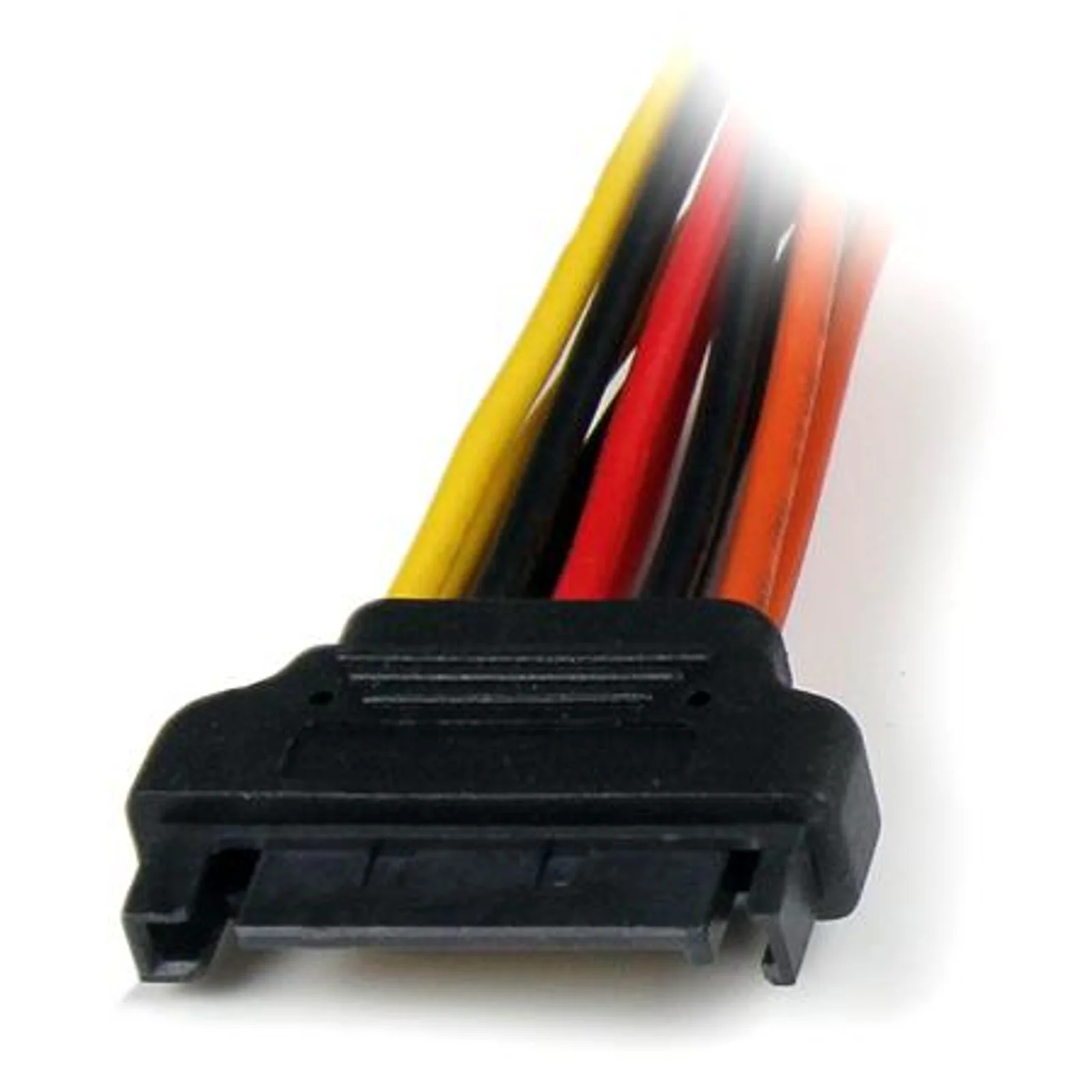 Gros plan connecteur mâle SATA 15 broches noir, câbles multicolores vue de côté