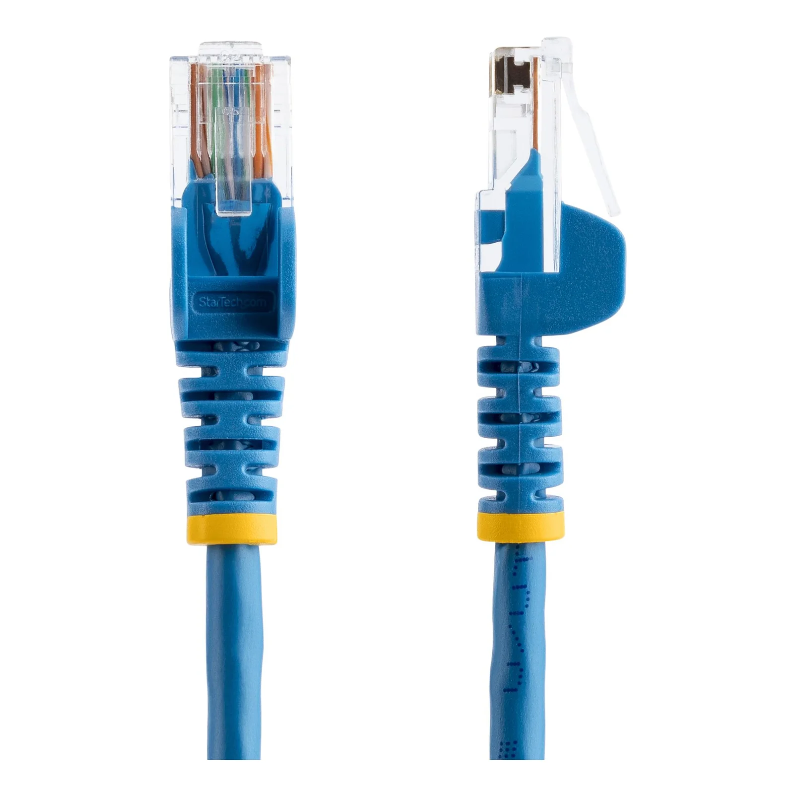Gros plan des deux extrémités du câble bleu 7 m, connecteur gauche de face avec fils colorés et logo StarTech.com, connecteur droit présentant la languette de verrouillage étendue.