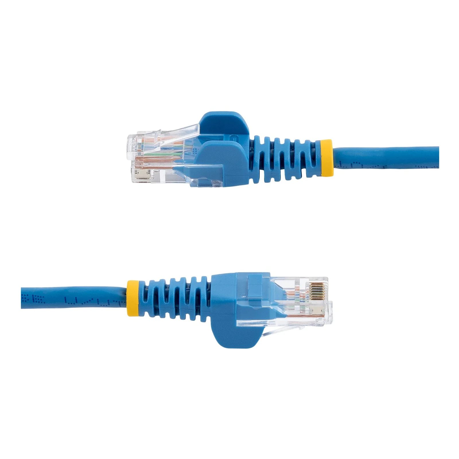 Vue rapprochée des deux connecteurs RJ-45 du câble bleu 7 m, l'un montrant l'entrée câble avec anneau jaune, l'autre révélant les contacts dorés côté insertion.