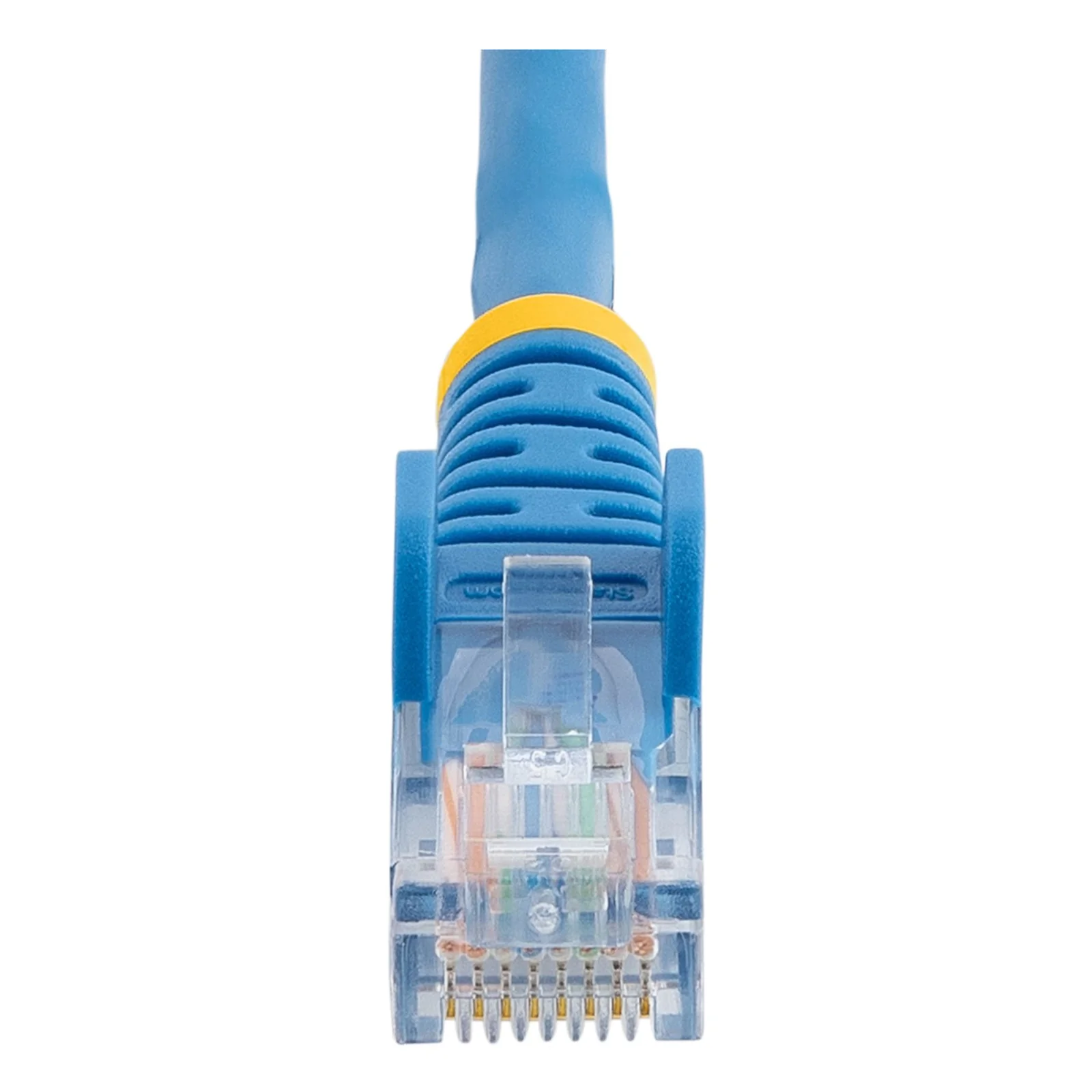 Macro face avant du connecteur RJ-45 bleu StarTech.com 7 m, botte striée avec anneau de retenue jaune, corps transparent laissant apparaître les fils colorés et les contacts dorés.