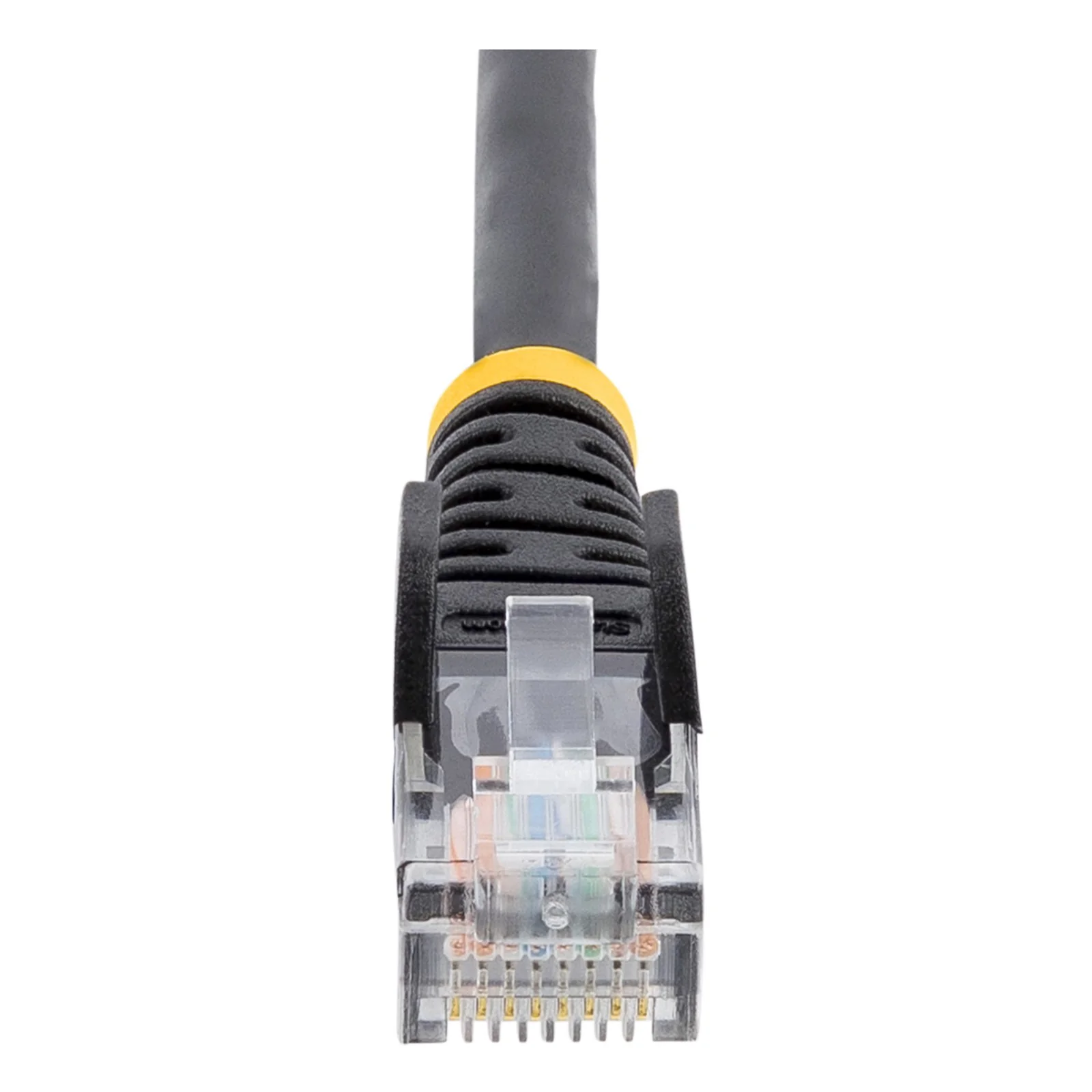 Macro face avant du connecteur RJ-45 noir StarTech.com 7 m, botte striée avec anneau de retenue jaune, corps transparent laissant apparaître les fils colorés et les contacts dorés.
